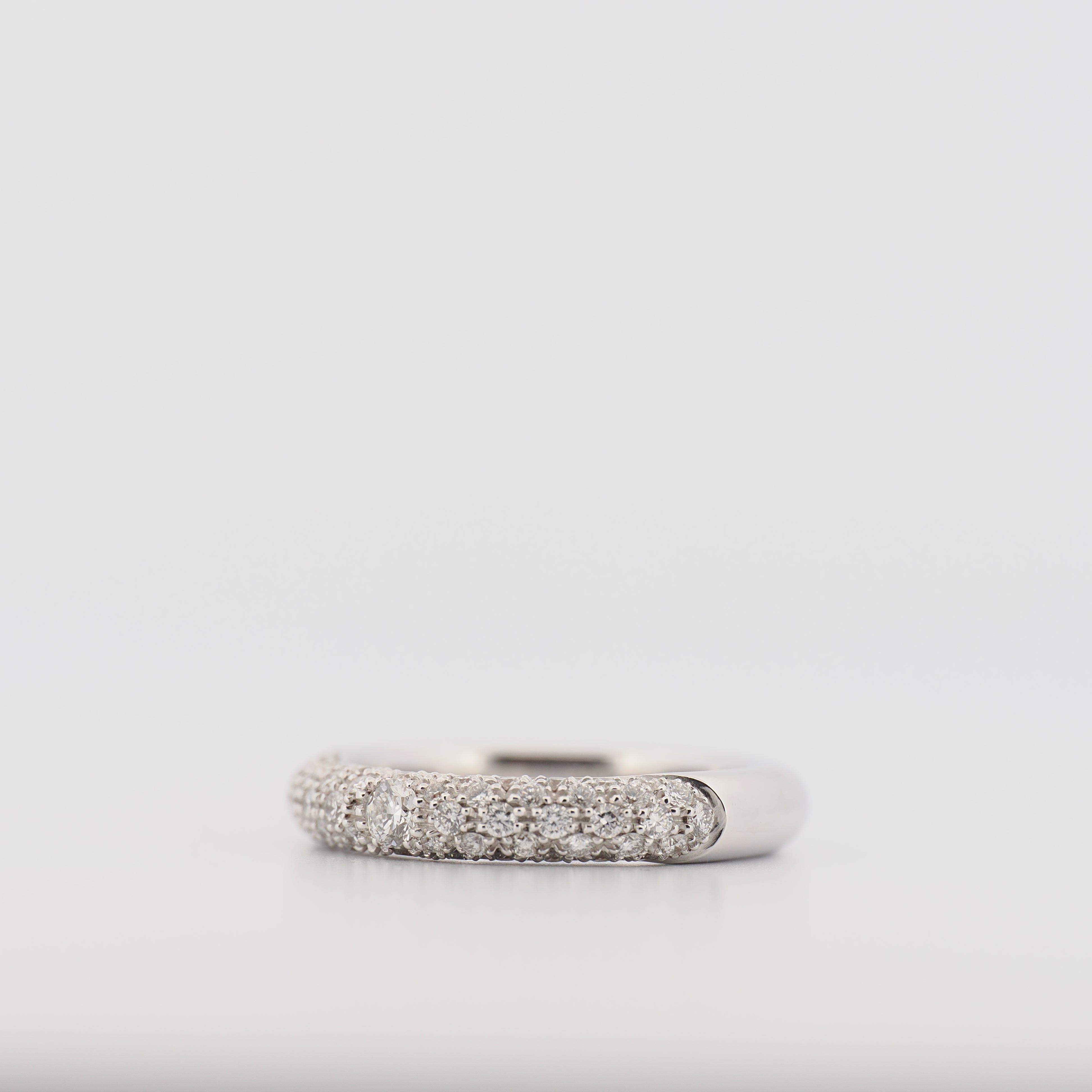 Adolfo Courrier Ring in Weißgold mit Brillanten, schmal und besetzt mit kleinen Diamanten
