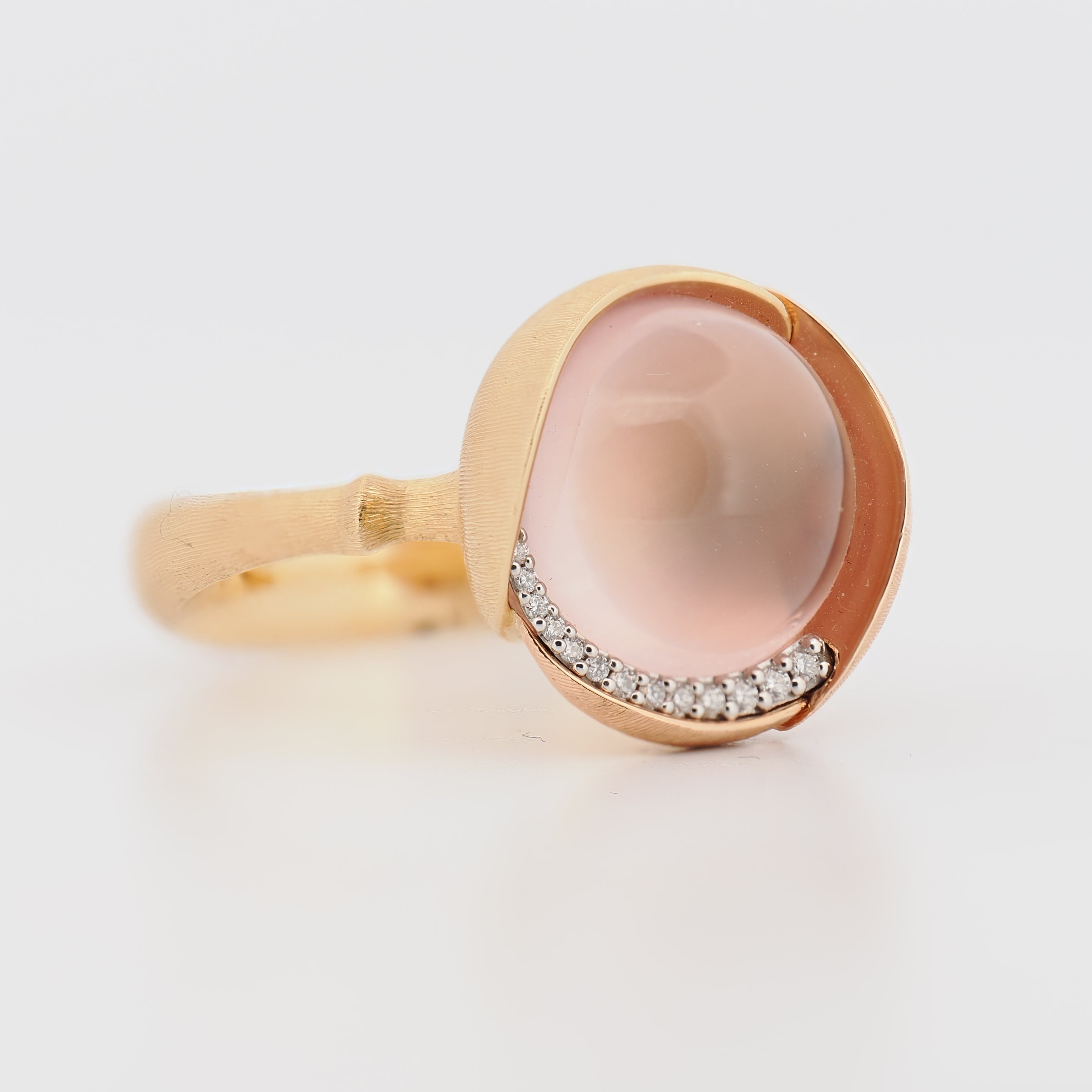 Ole Lynggaard Lotus Ring in Roségold mit Rosenquarz und Brillanten, detaillierte Ansicht