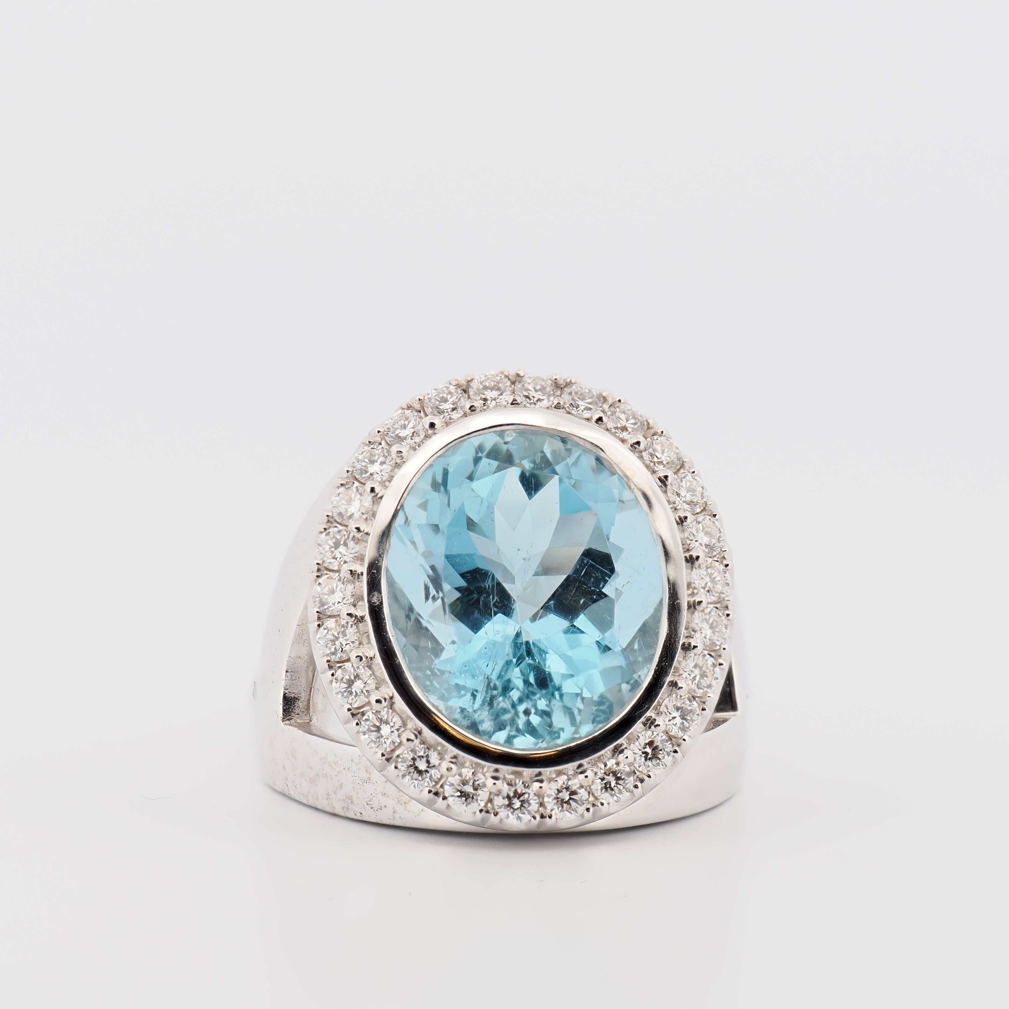 York Aquamarin und Brillanten Ring aus Weißgold mit ovalem Aquamarin und Brillanten-Halo