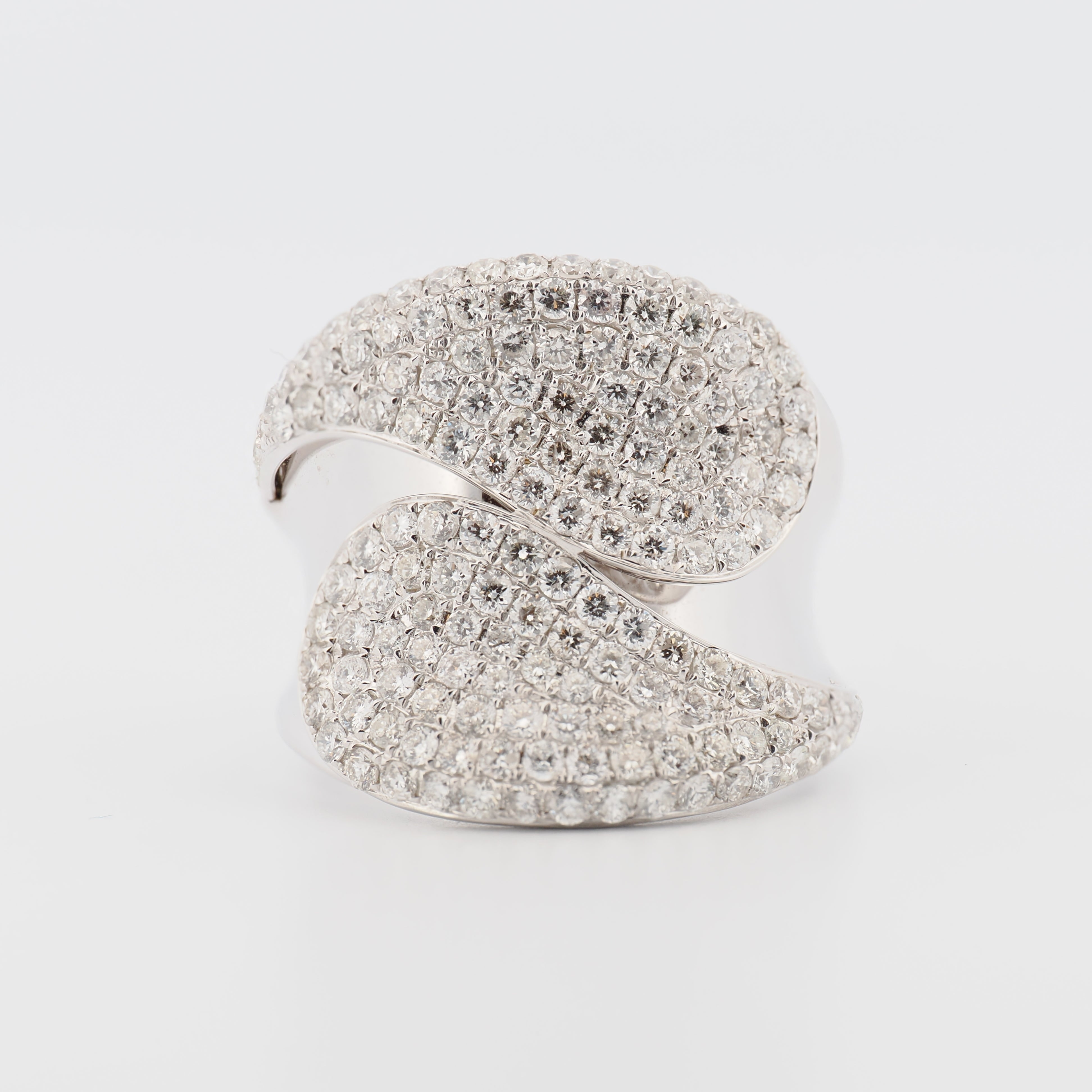 Ring in Weißgold mit Pavé Diamanten