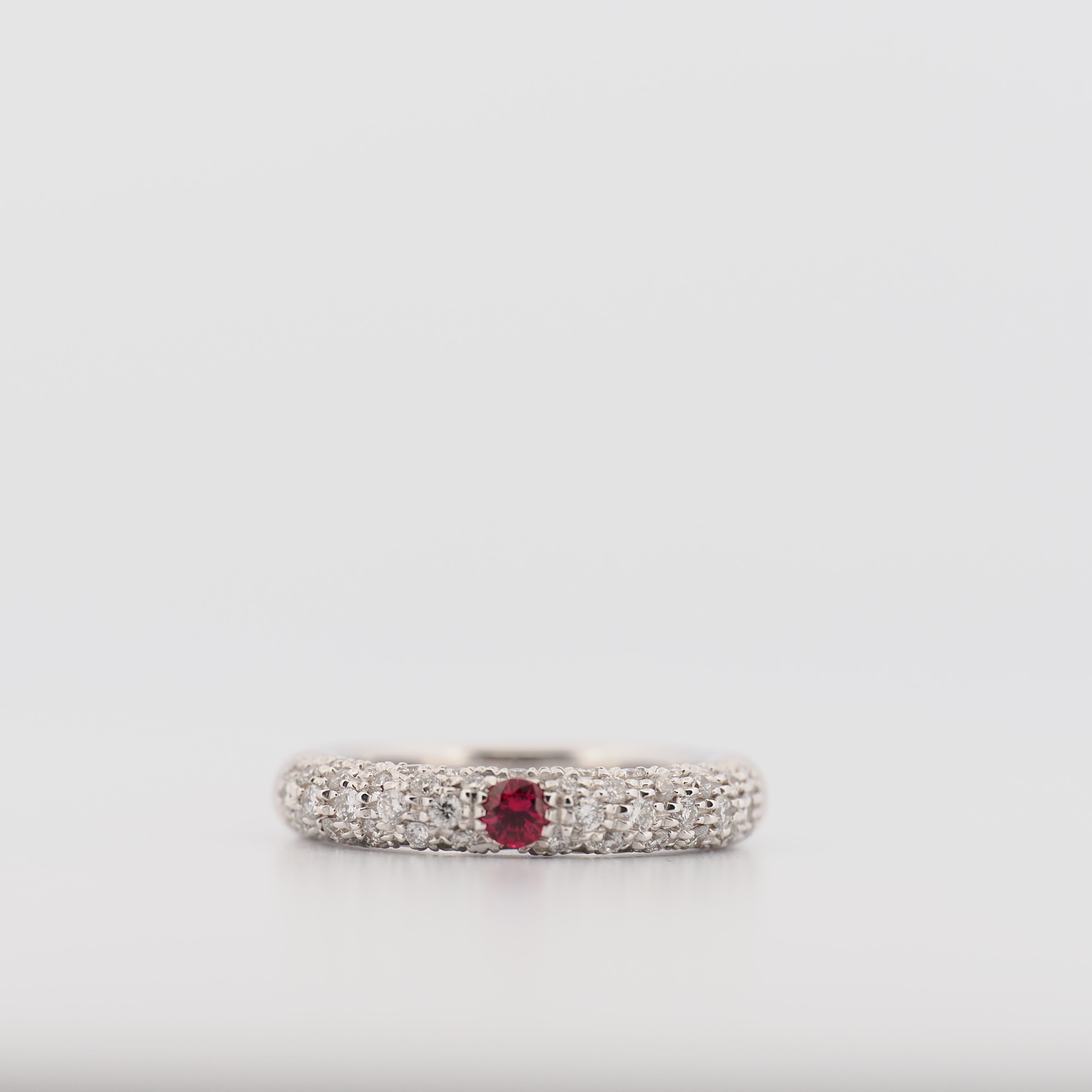 Adolfo Courrier Ring in Weißgold mit pinkem Saphir und Brillanten auf weißem Hintergrund