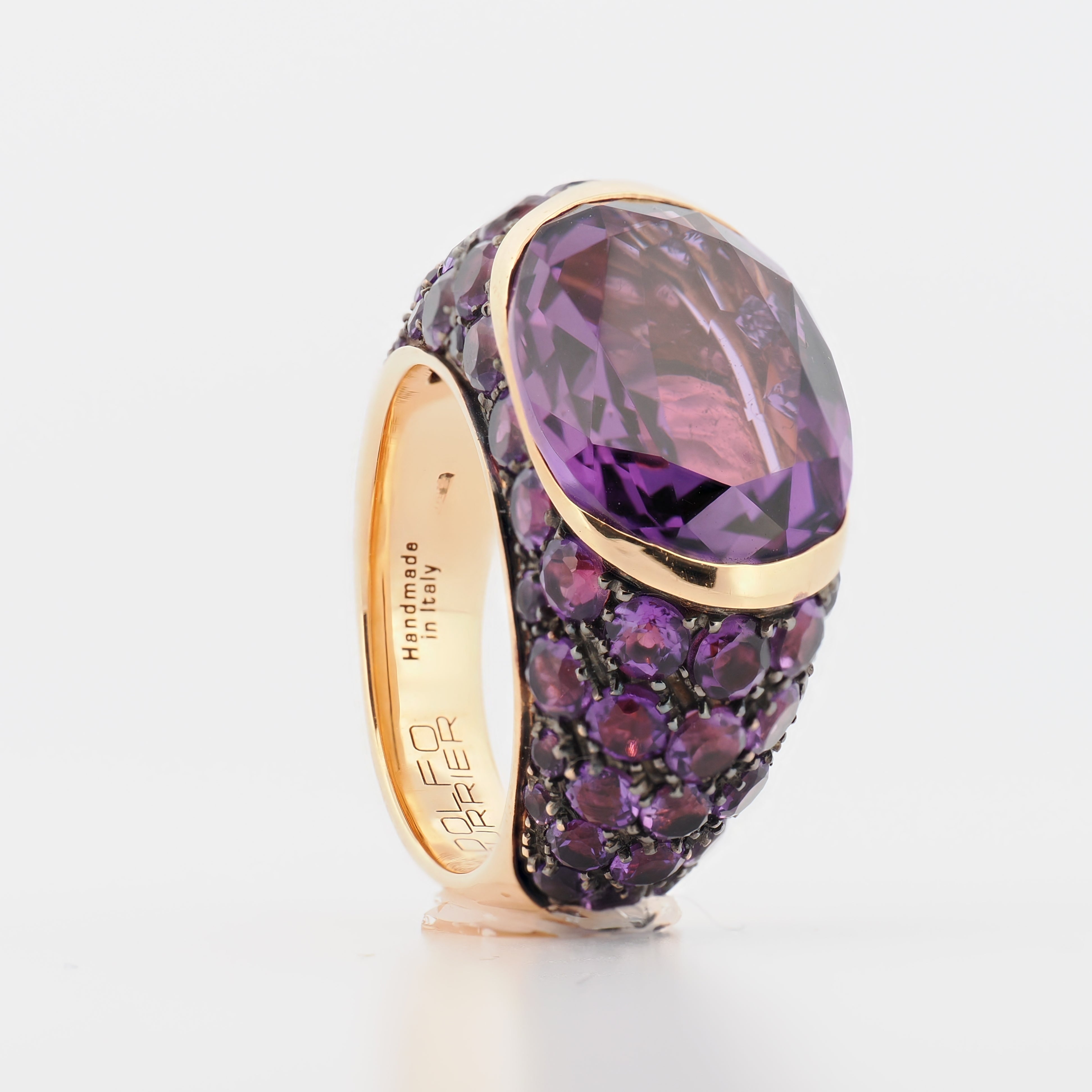 Adolfo Courrier 18 Karat Roségoldring mit ovalem Amethyst und Pavé-Amethysten auf weißem Hintergrund