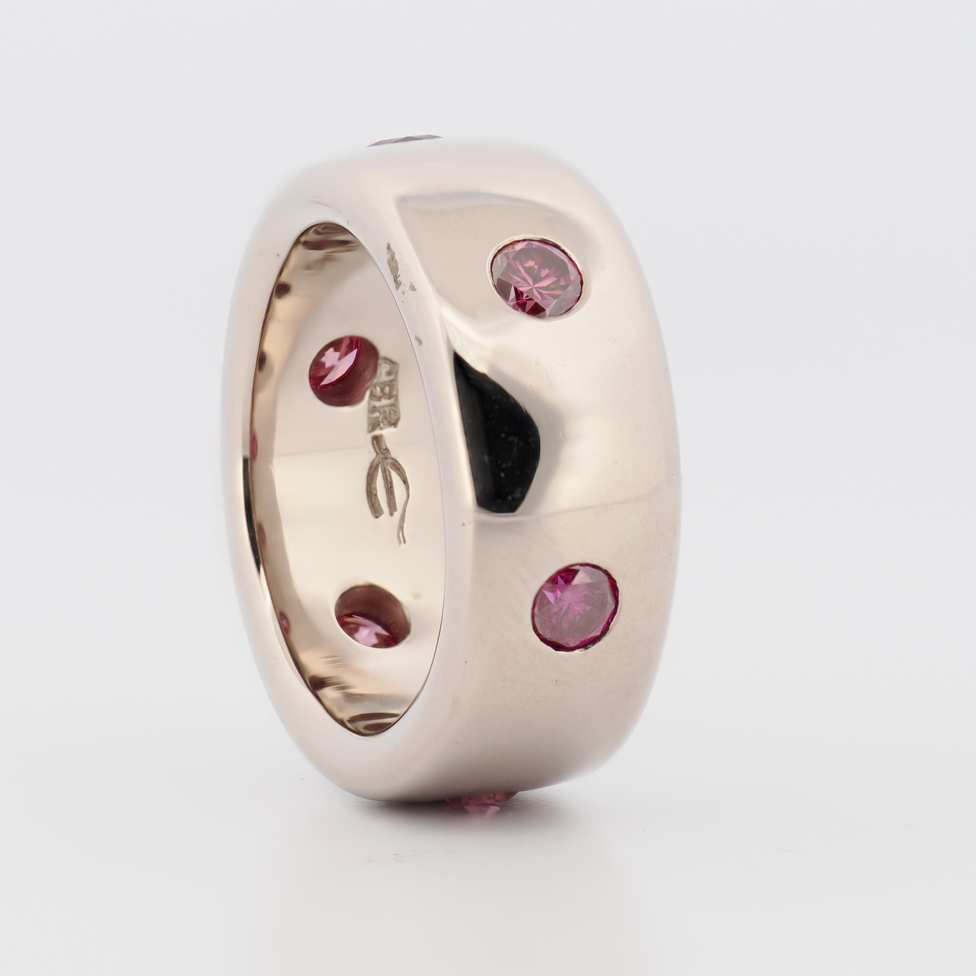 Rosenblat Precious Basics Ring in Weißgold mit kleinen pinken Steinen und Punzierung auf weißem Hintergrund