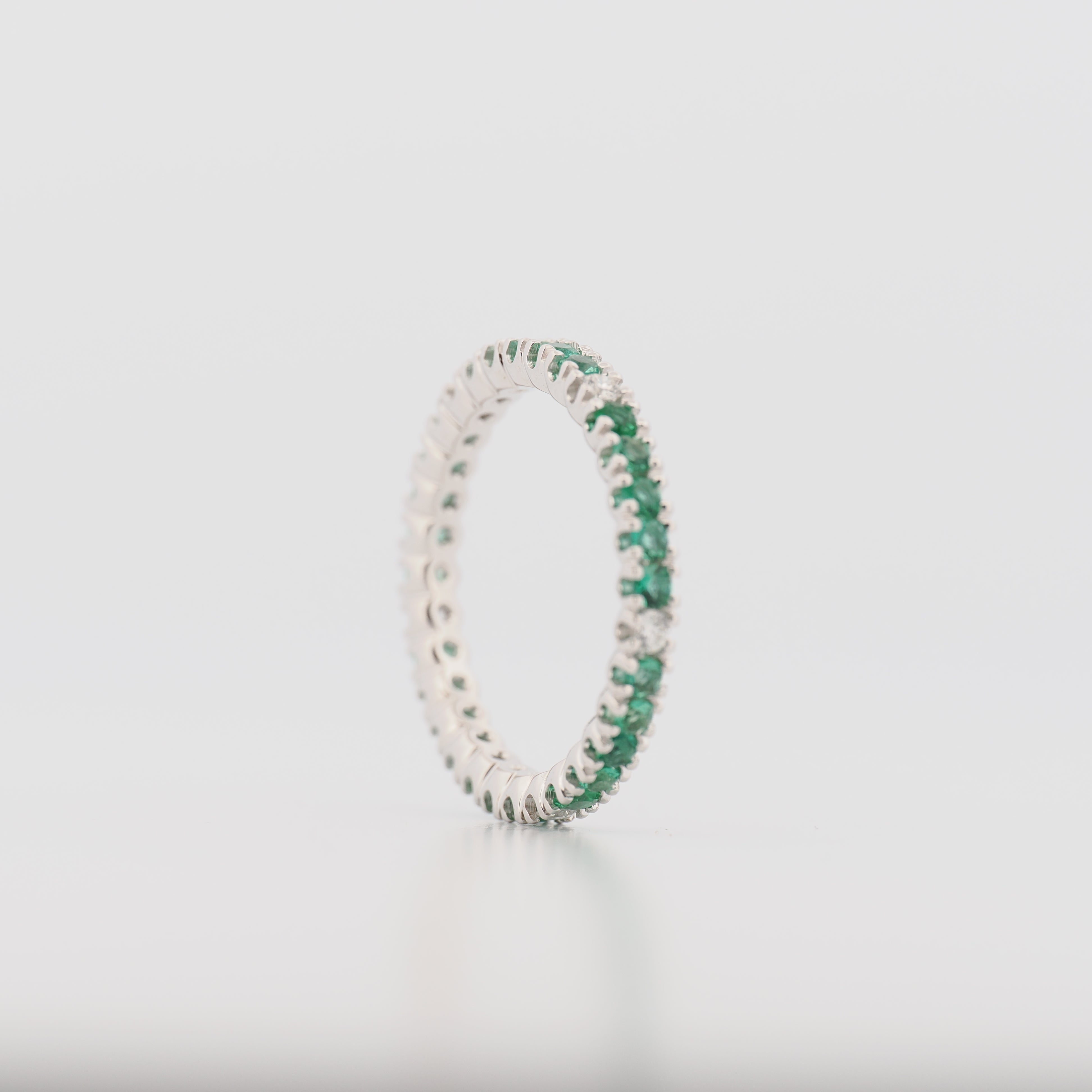 Giorgio Visconti Ring mit Smaragden und Brillanten aus Weißgold in der Seitenansicht auf hellem Hintergrund