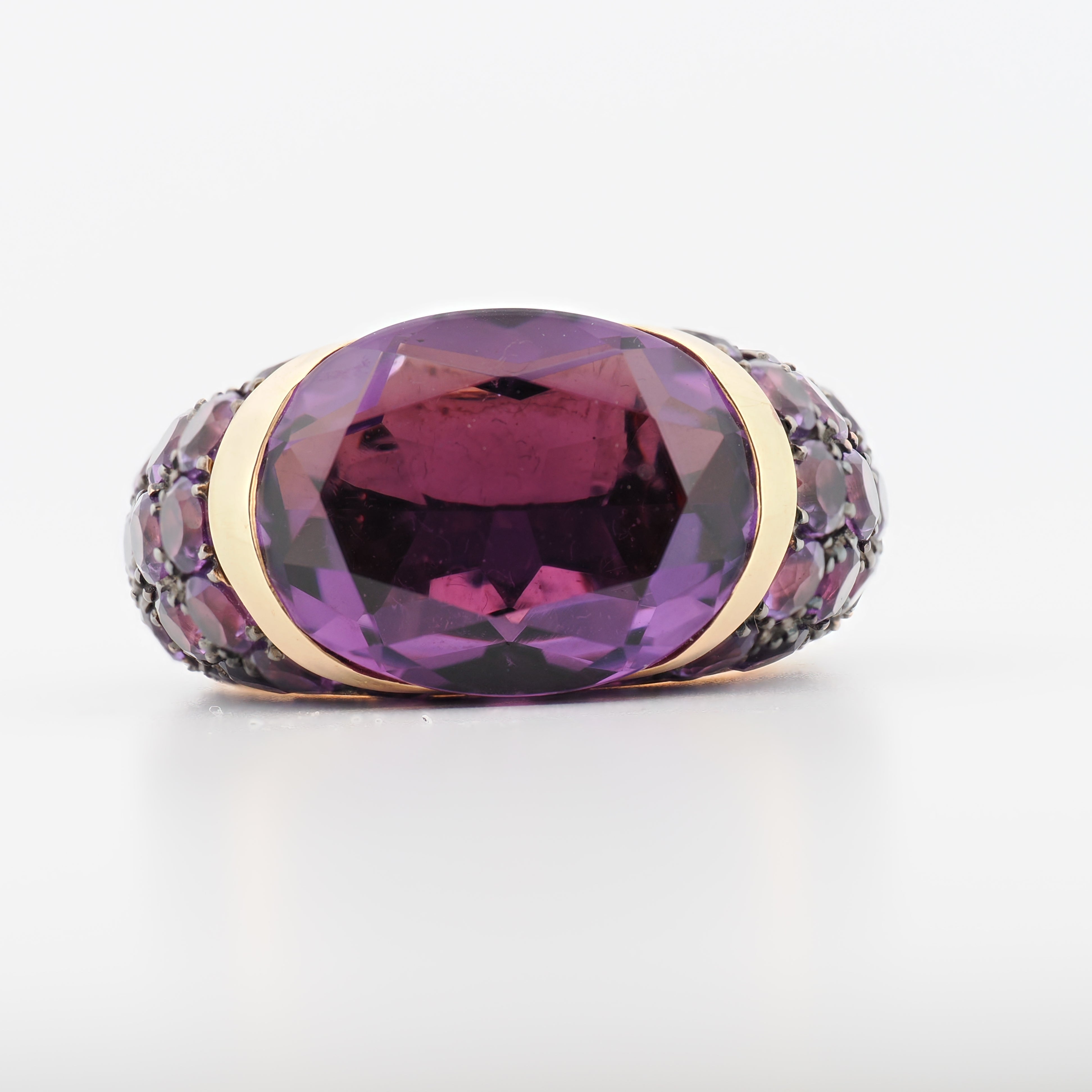 Adolfo Courrier Ring in 18K Roségold mit großem ovalem Amethyst, umgeben von kleinen dunklen Steinen