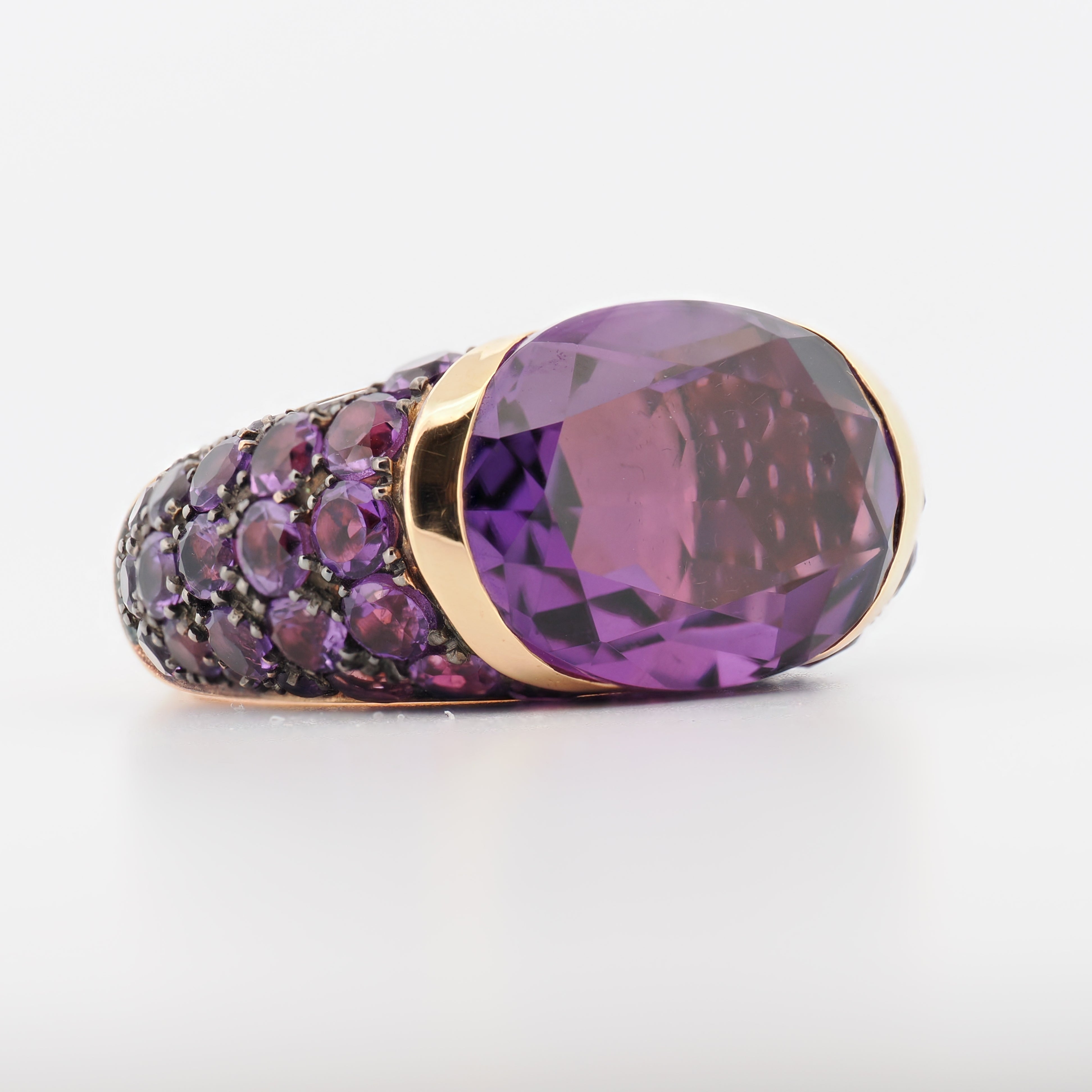 Adolfo Courrier Ring aus Roségold mit facettiertem Amethyst und zahlreichen kleineren violetten Steinen