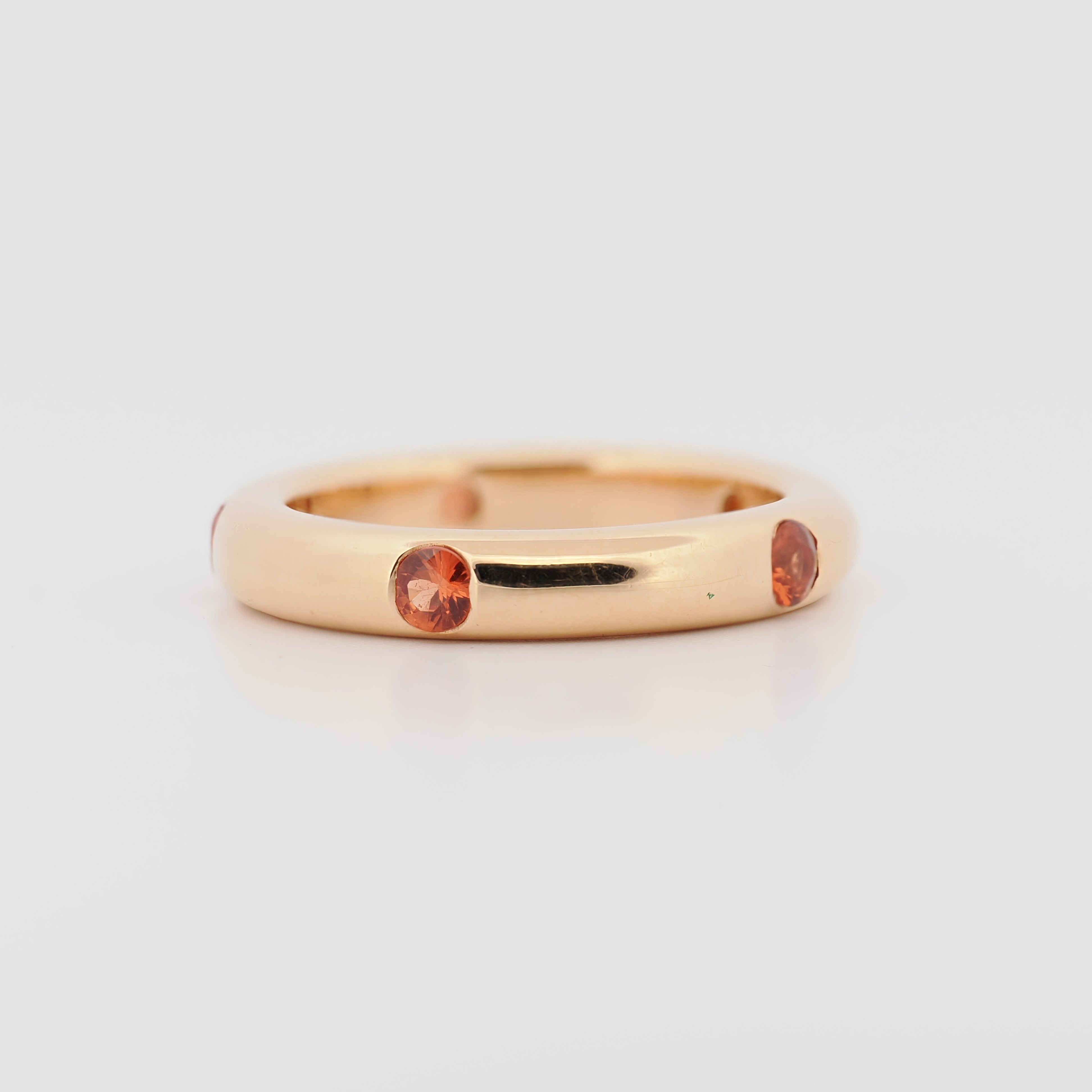 Adolfo Courrier Ring Pop Collection aus Roségold mit orangen Steinen auf weißem Hintergrund