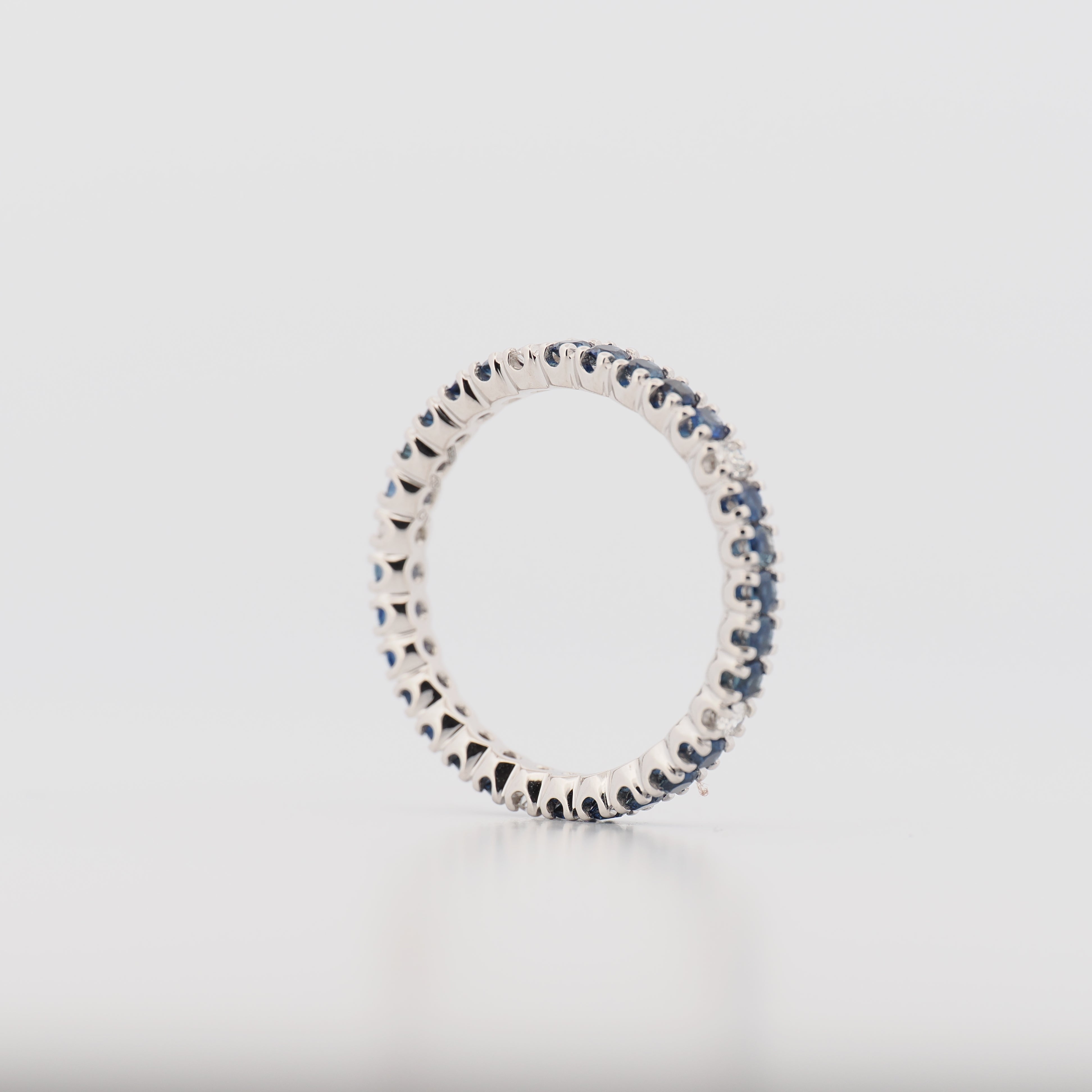 Giorgio Visconti Ring mit blauen Saphiren und Brillanten in Weißgold, nahaufnahme seitlich