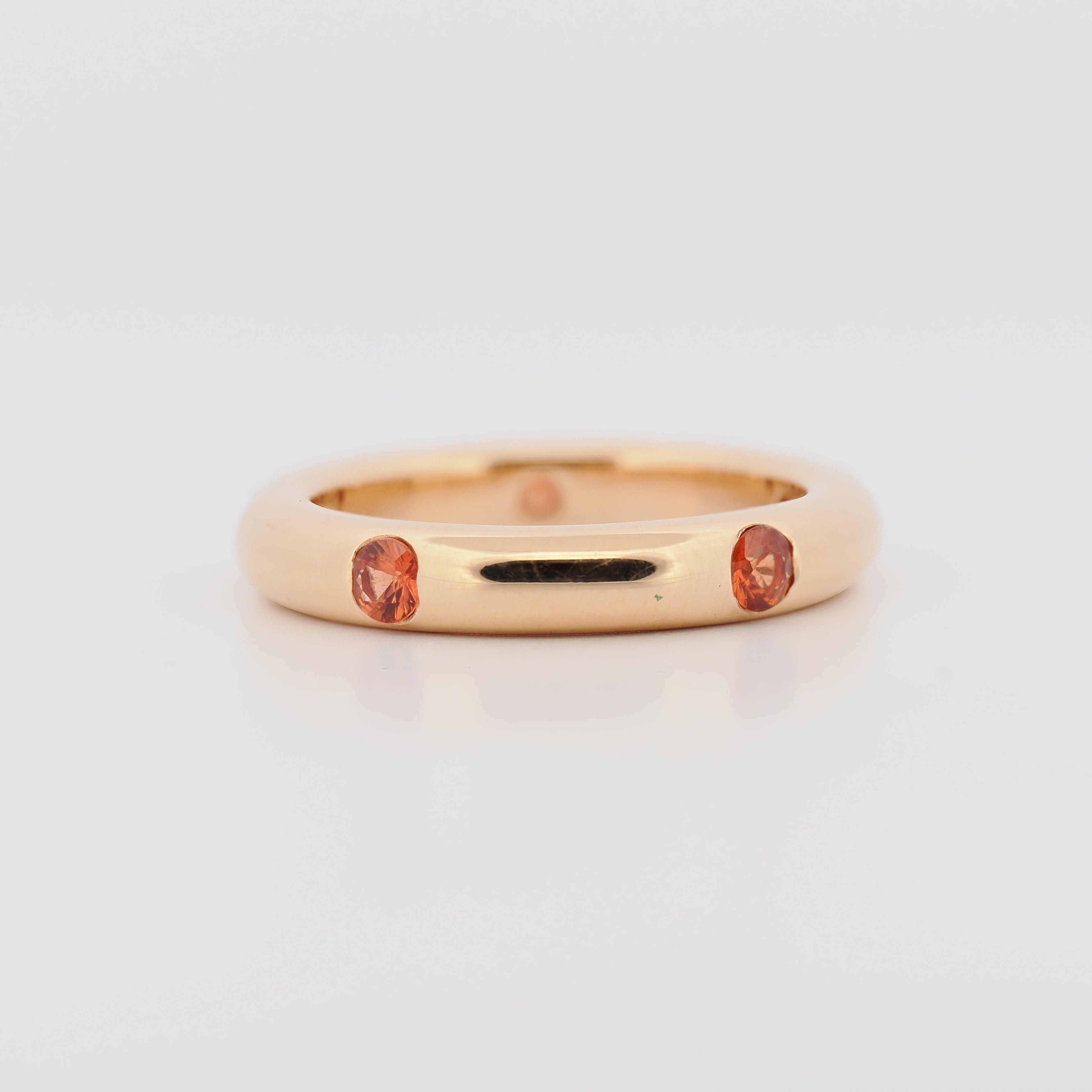 Adolfo Courrier Ring Pop Collection Ring aus Roségold mit zwei orangefarbenen Edelsteinen auf weißem Hintergrund