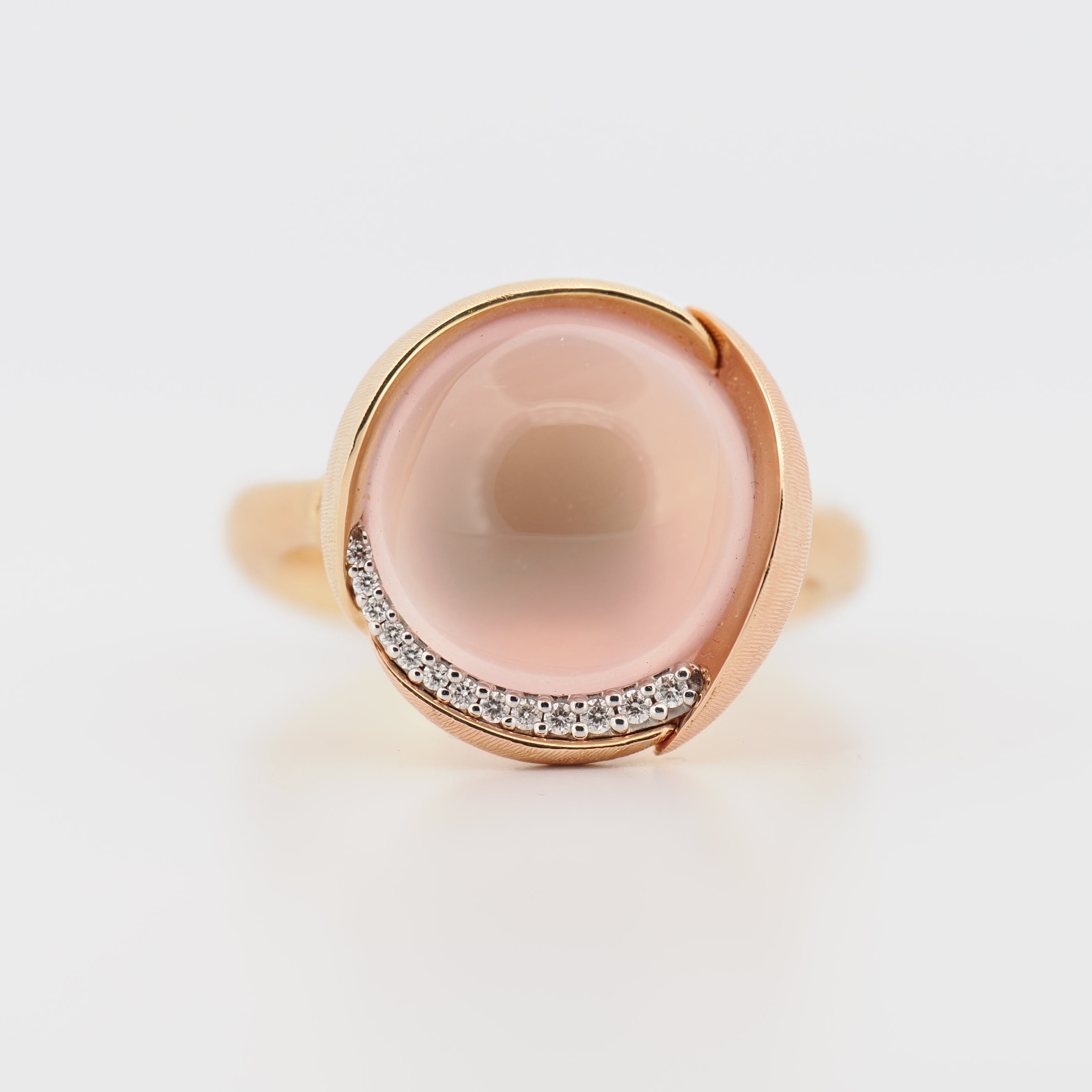 Ole Lynggaard Lotus Ring 3 in 18k Roségold mit Rosenquarz und Brillanten, Nahaufnahme