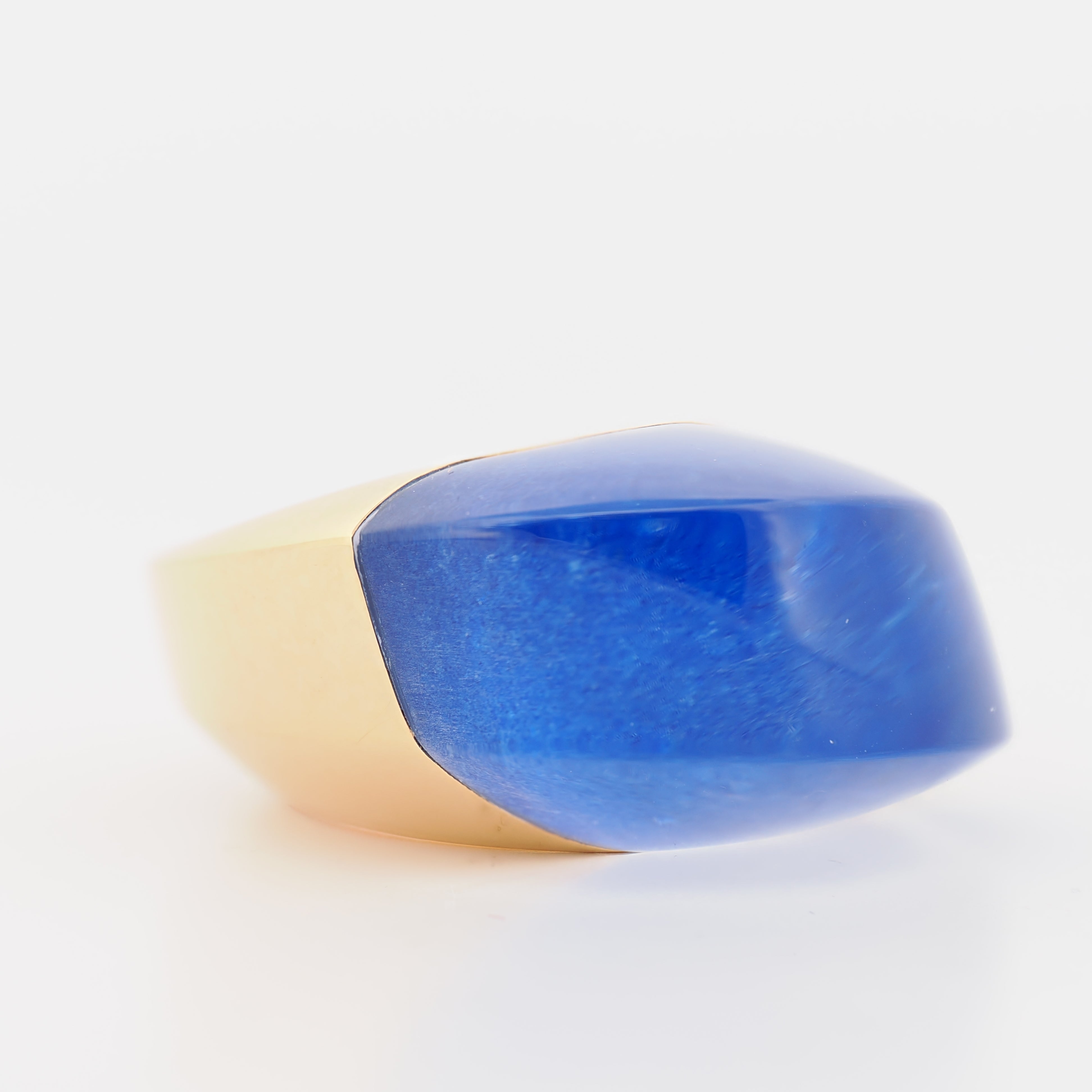 Vhernier Aladino Ring mit Lapis in Gelbgold auf weißem Hintergrund