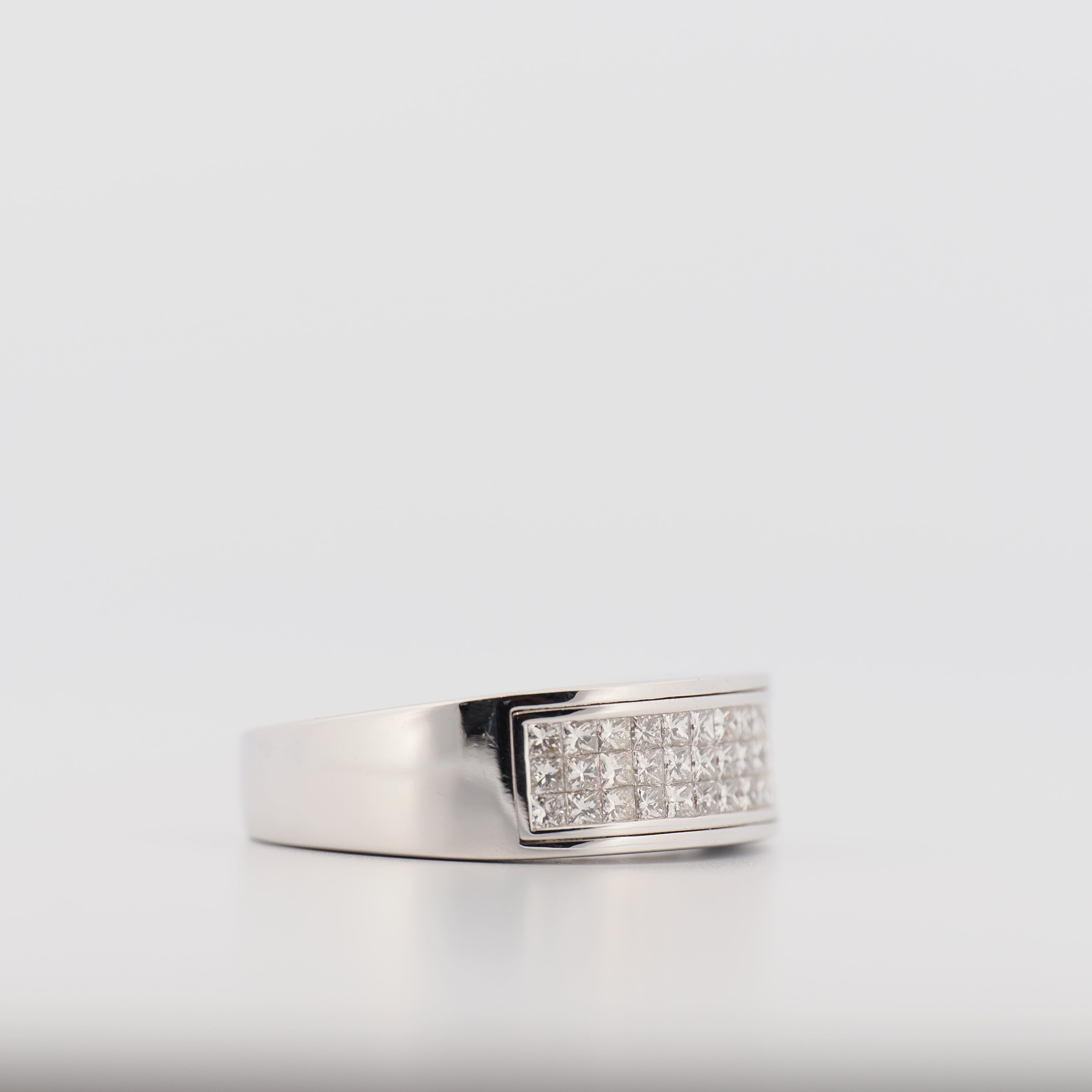 Bandring von Juwelier Spliedt aus Weißgold mit zwei Reihen Prinzess-Diamanten auf hellem Hintergrund
