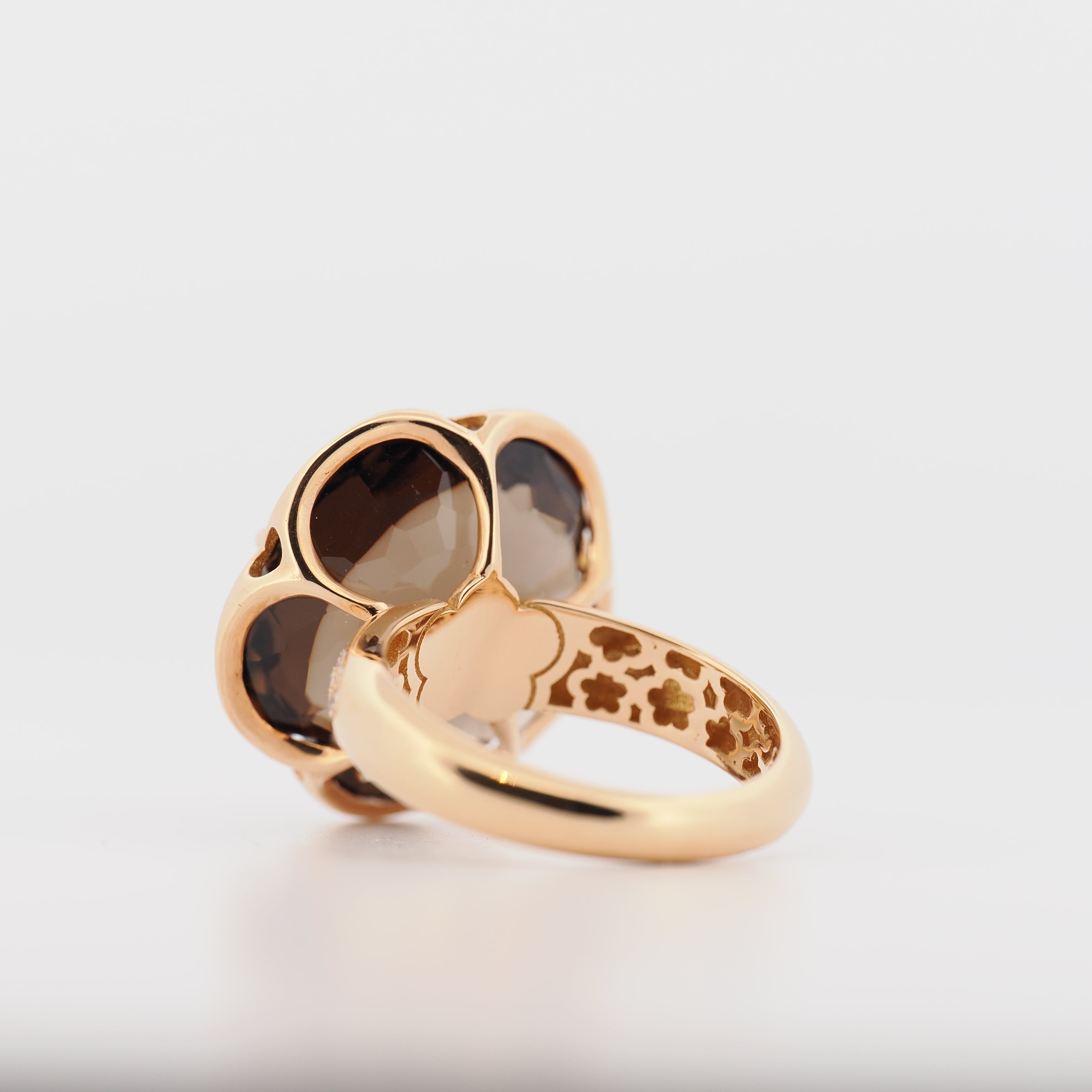 Pasquale Bruni Ring in Roségold mit Rauchquarzen und Diamanten, auf hellem Hintergrund