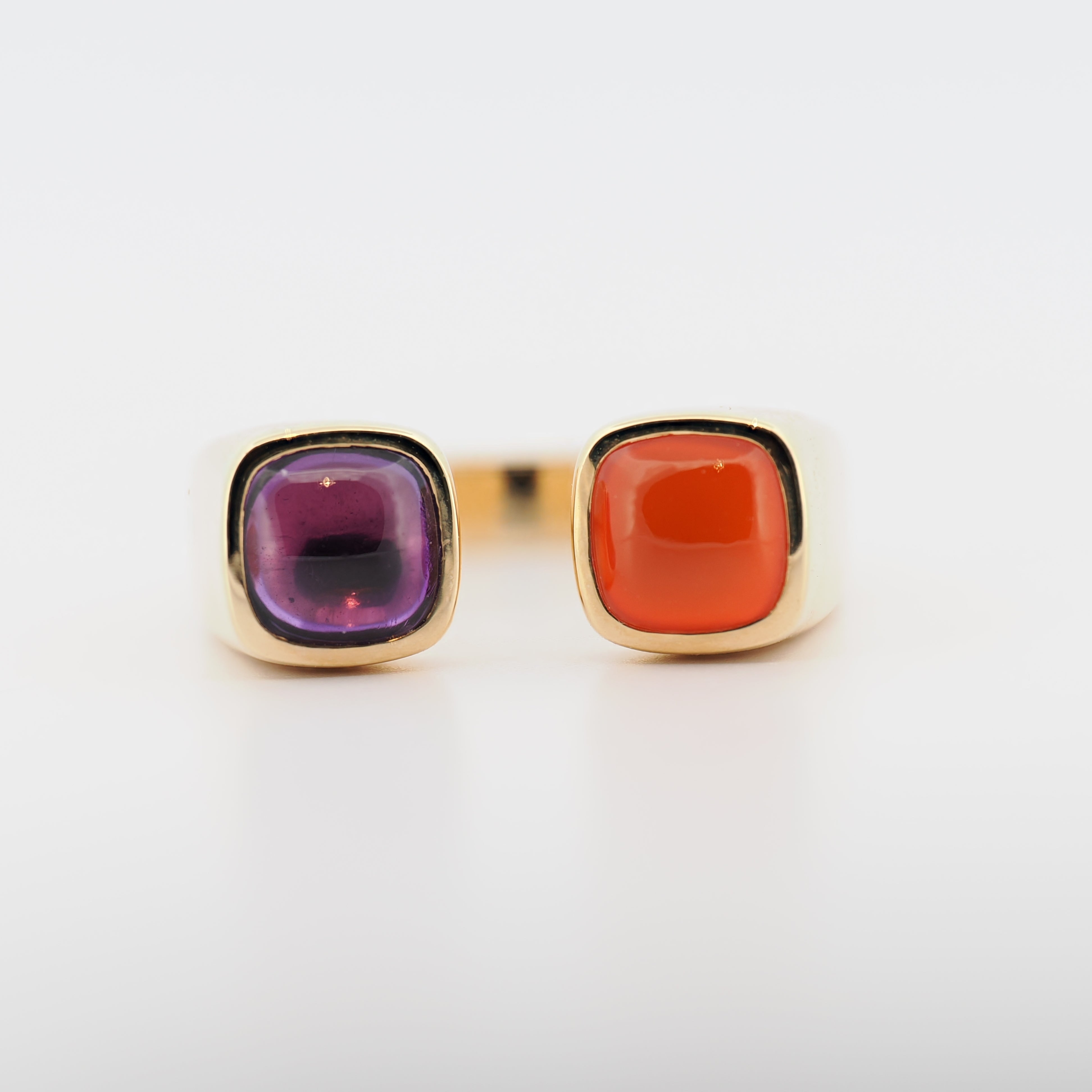 Desiree Sielaff Ring Amethyst und Mandarin Granat aus Gelbgold mit zwei Cabochons auf weißem Hintergrund