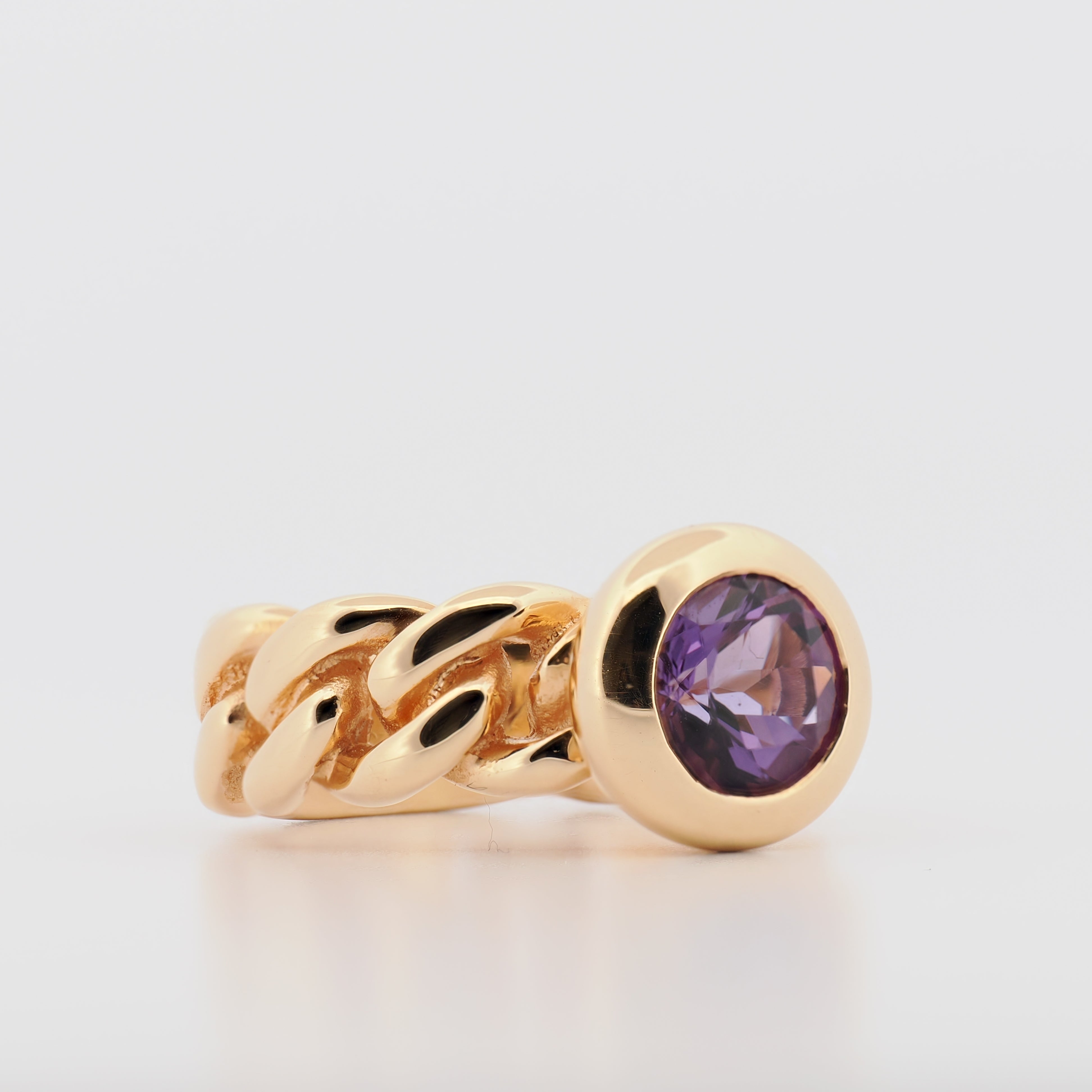 Bron Ring aus 18K Roségold mit Amethyst, Kettendesign, Nahaufnahme auf weißem Hintergrund