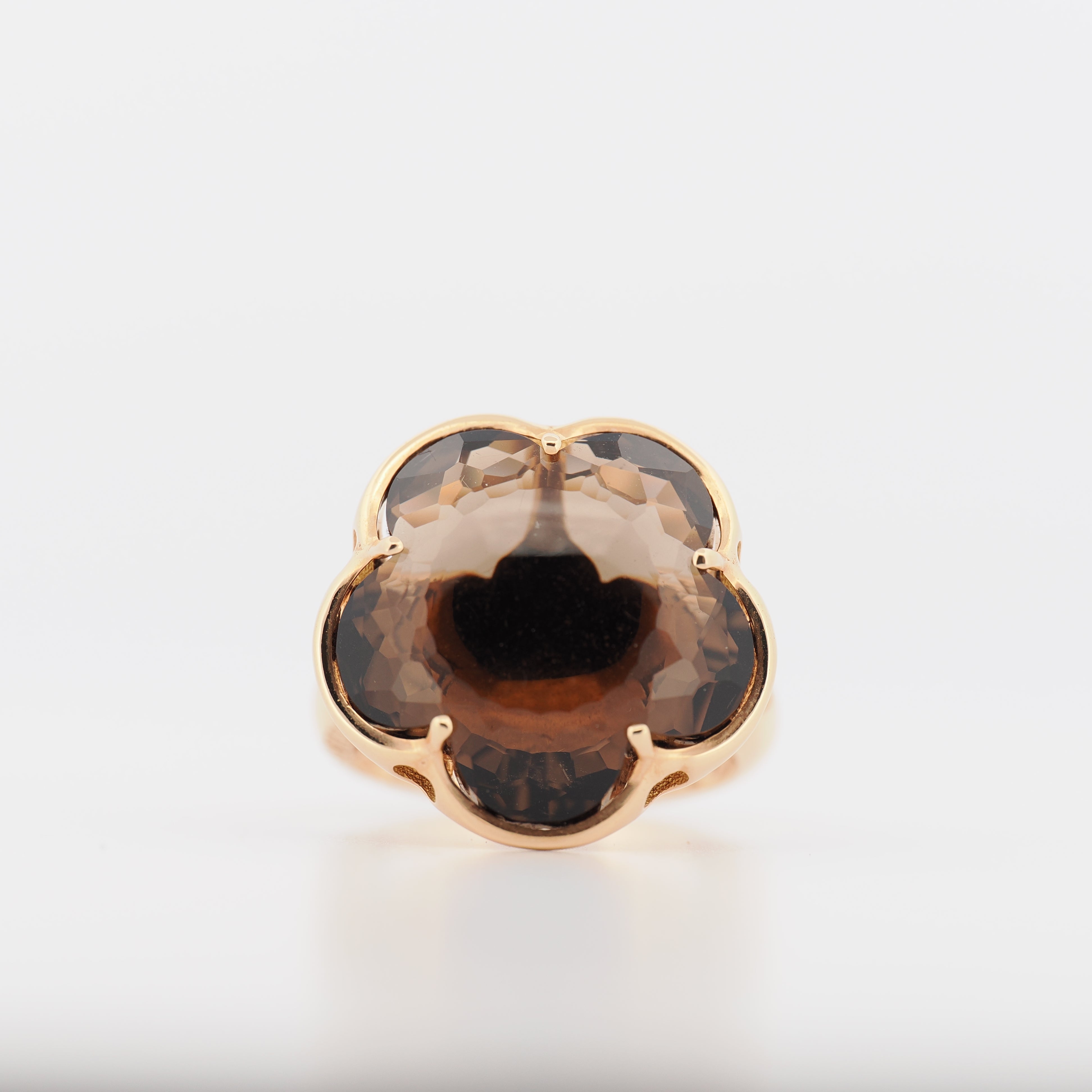 Pasquale Bruni Ring mit Rauchquarz und Diamanten in Goldoptik, blütenförmig, vor weißem Hintergrund