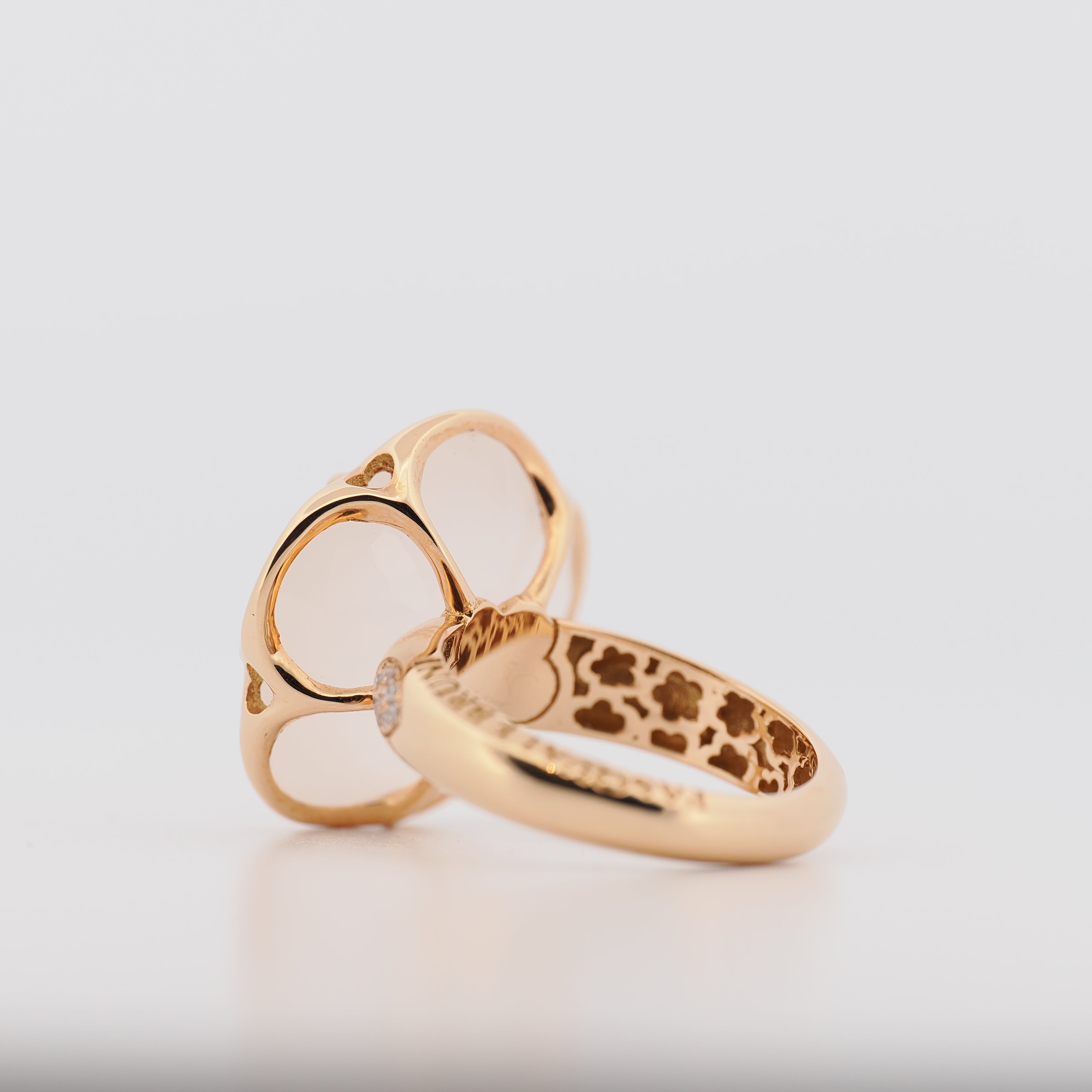 Pasquale Bruni Ring in 18k Roségold mit Rosenquarz, Diamanten und Blütenmuster auf weißem Hintergrund