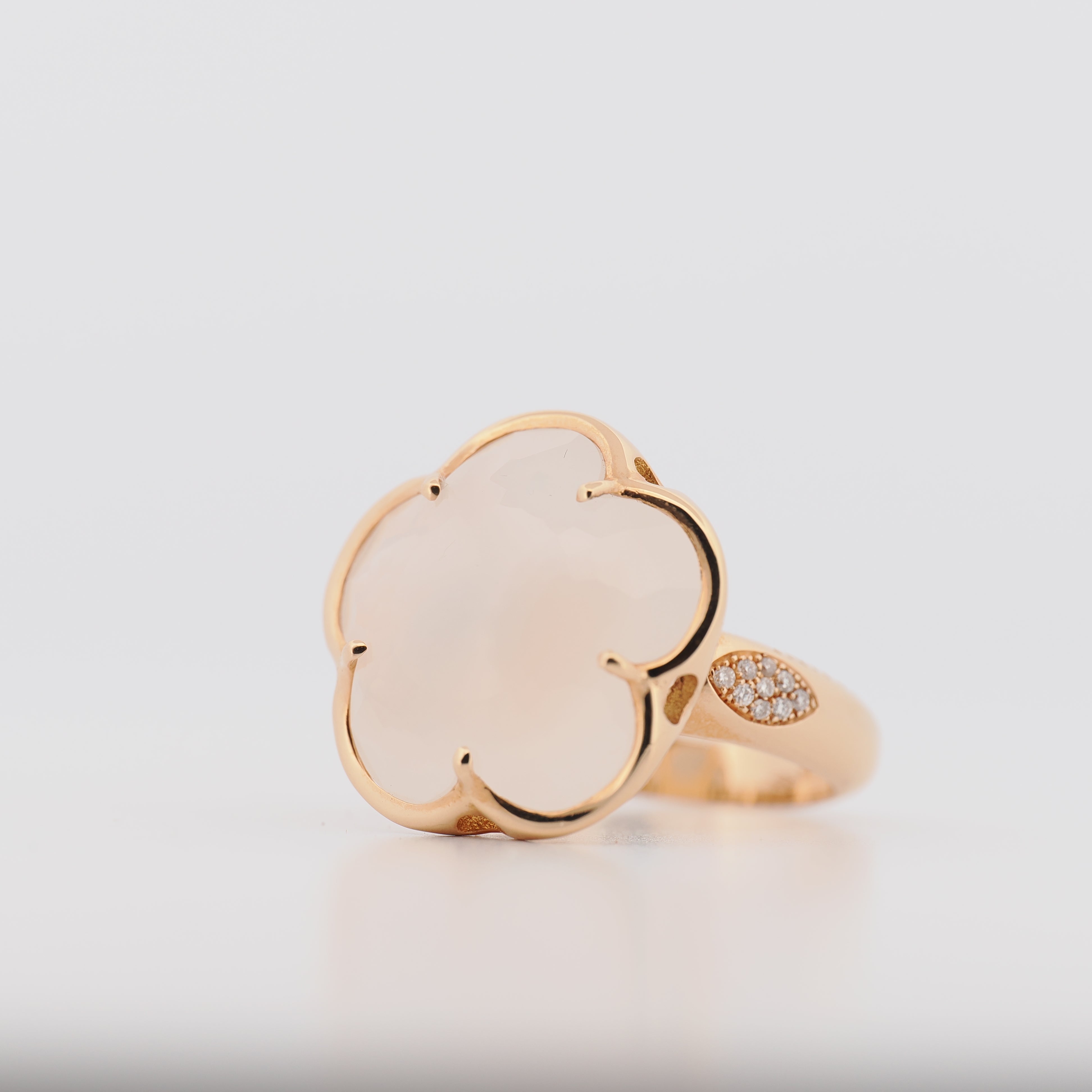 Pasquale Bruni 18k Roségoldring mit Rosenquarz-Herz und Diamanten auf weißem Hintergrund