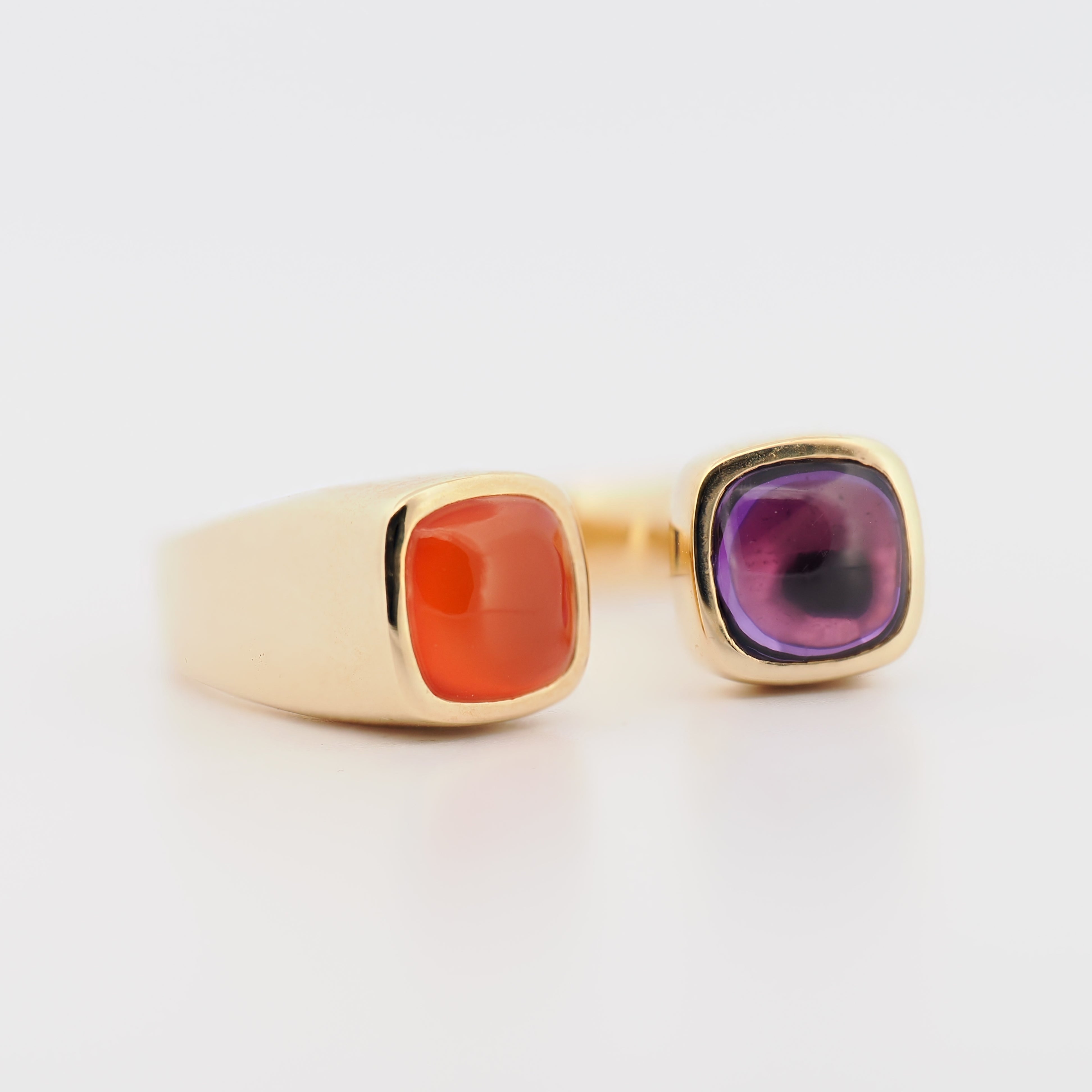 Desiree Sielaff Ring mit Amethyst und Mandarin Granat, Gold, Vorderansicht auf weißem Hintergrund