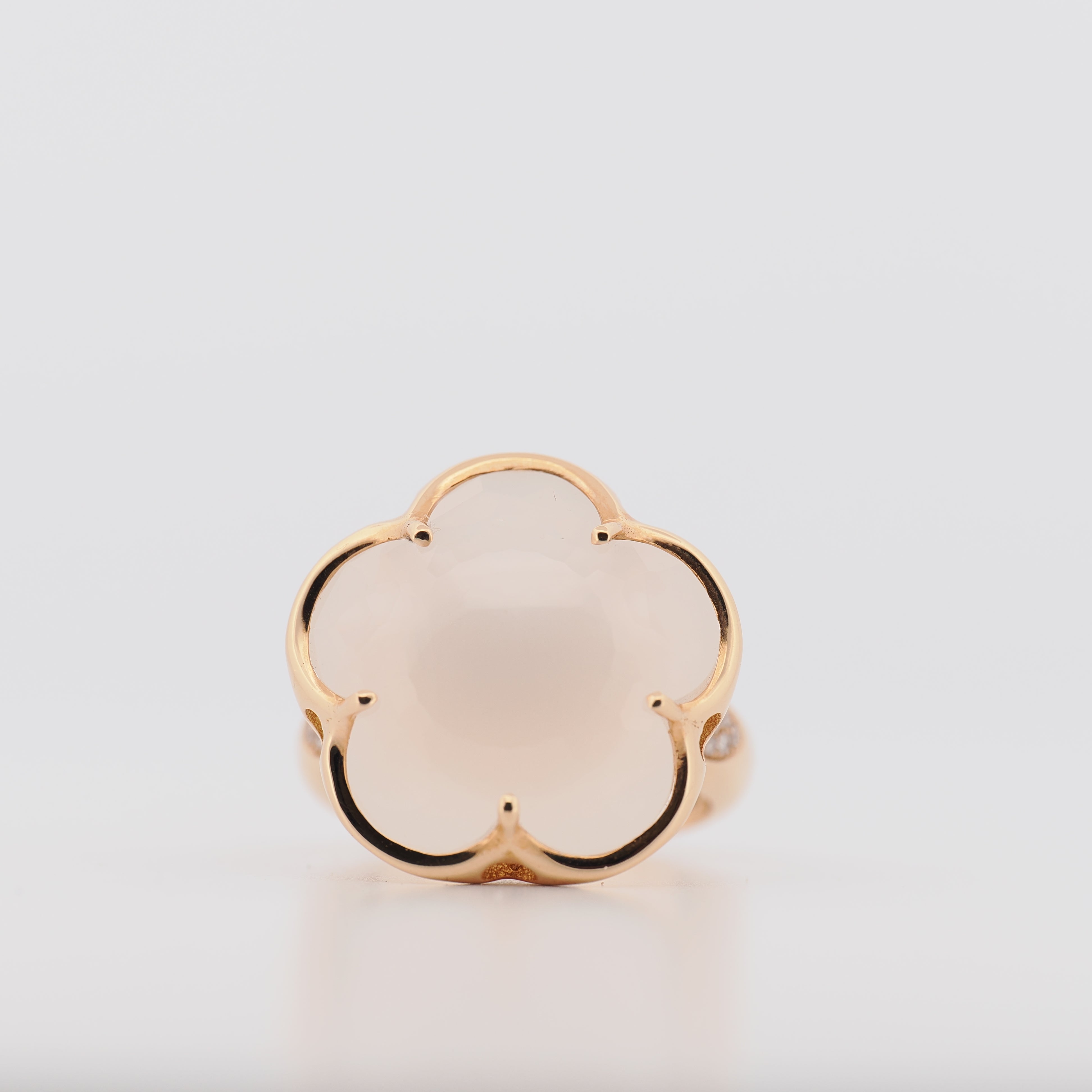 Pasquale Bruni Ring aus 18 Karat Roségold mit Rosenquarz und Diamanten auf weißem Hintergrund