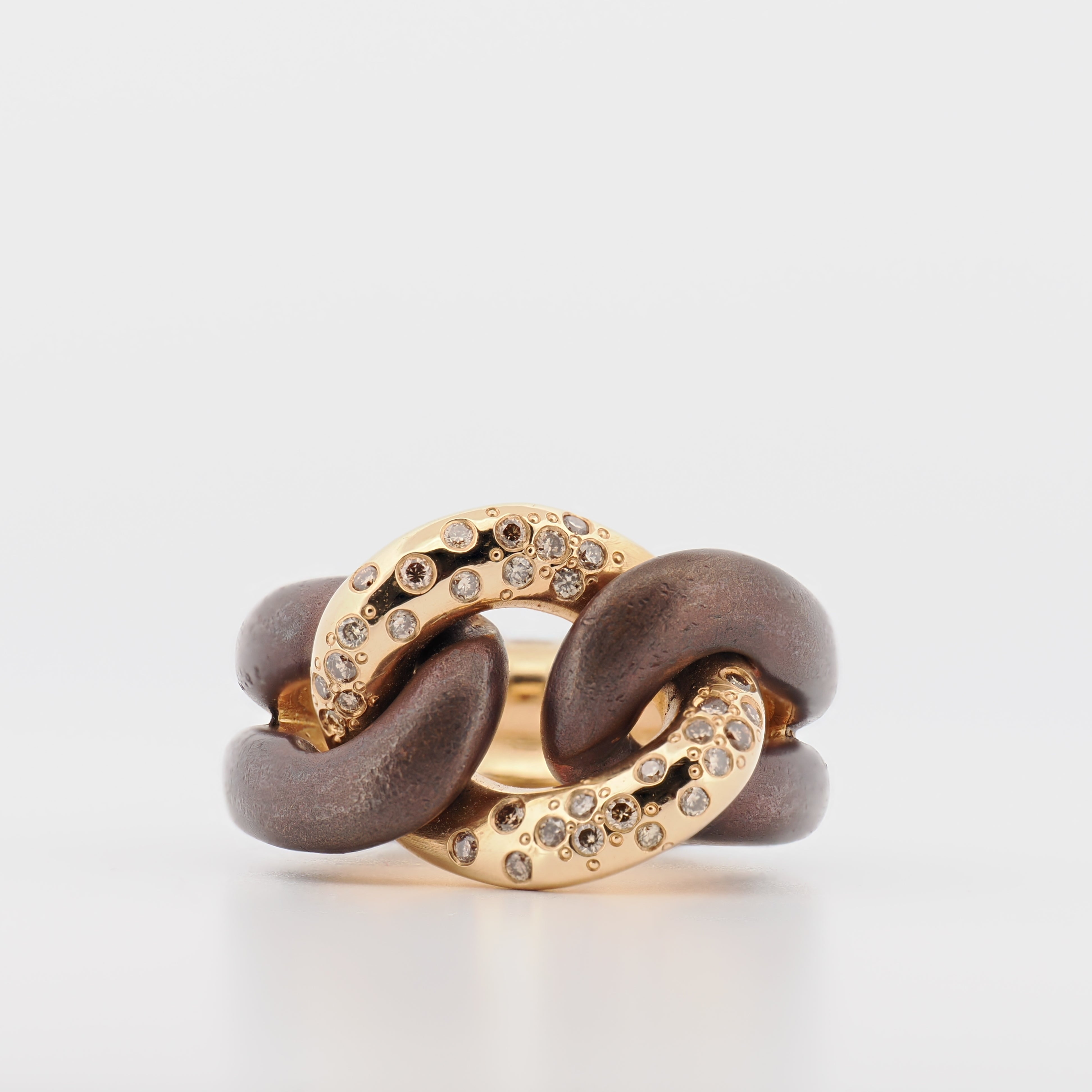 IsabelleFa Ring Bronze und 18k Roségold mit Brillanten, Nahaufnahme auf weißem Hintergrund