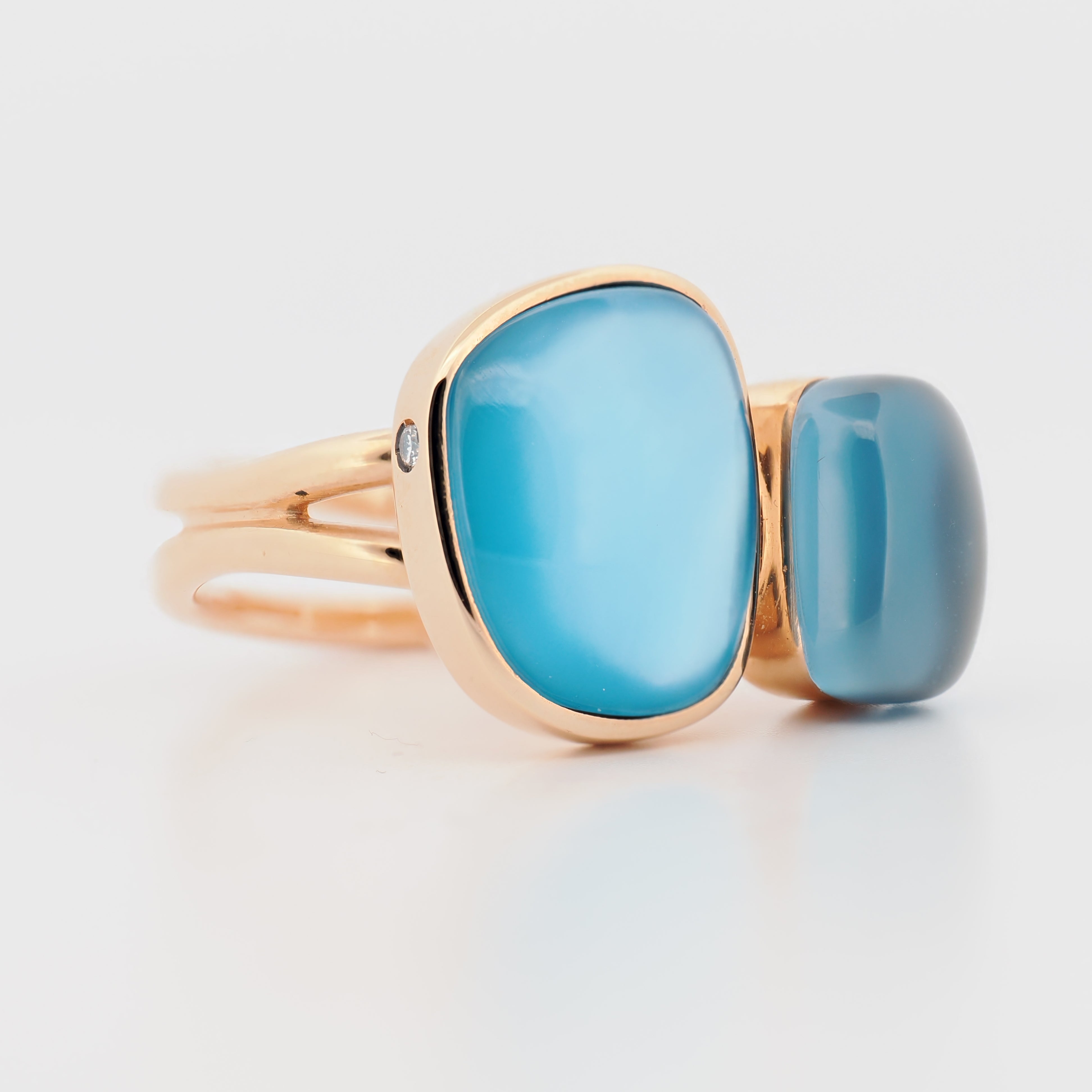 Chloé x Sweety Ring von Bigli, zwei Cabochon-Edelsteine in Türkis und Blau mit einem Diamanten auf Roségold