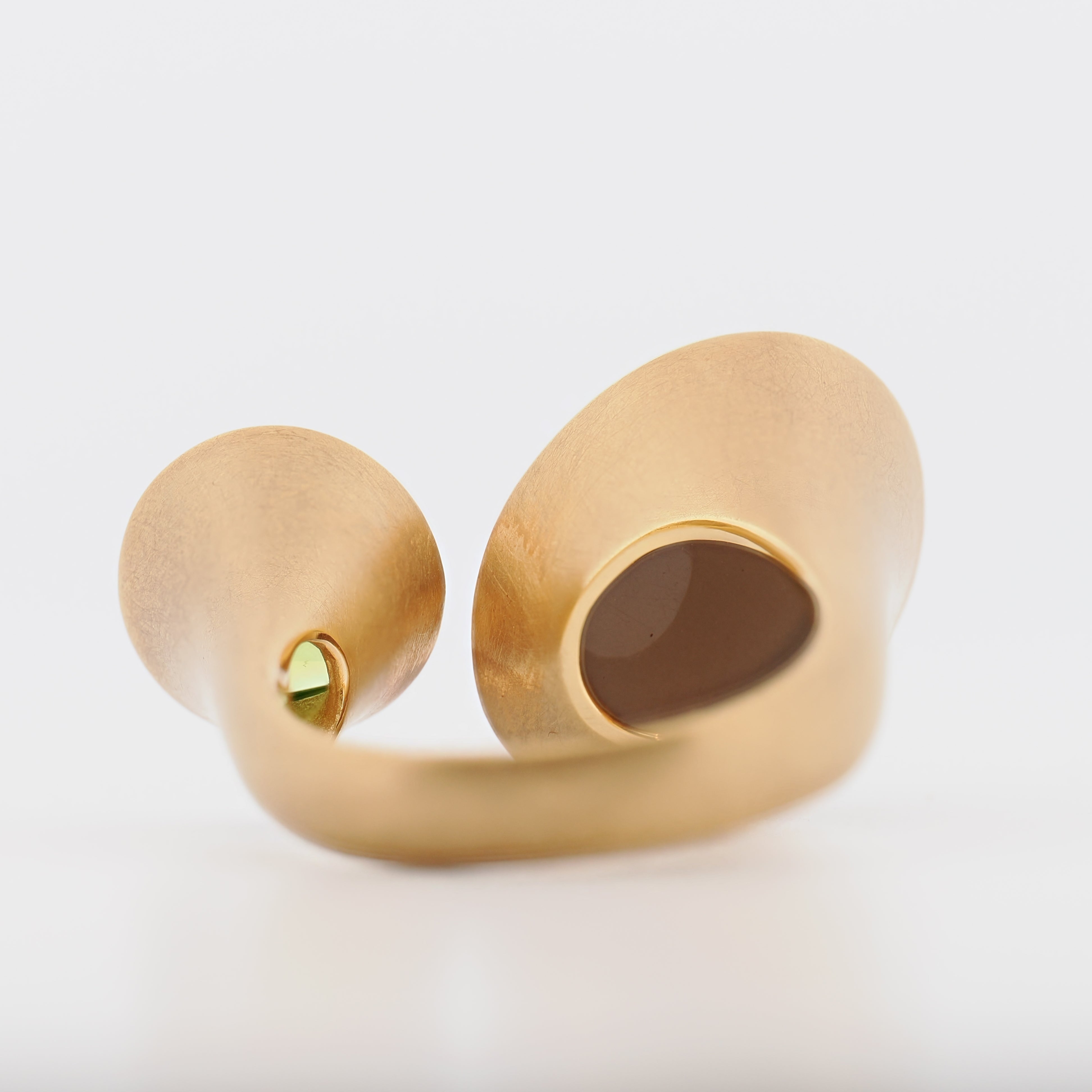 Schneider Schmuckdesign Ring in 18K Gelbgold mit Mondstein und Turmalin von vorne