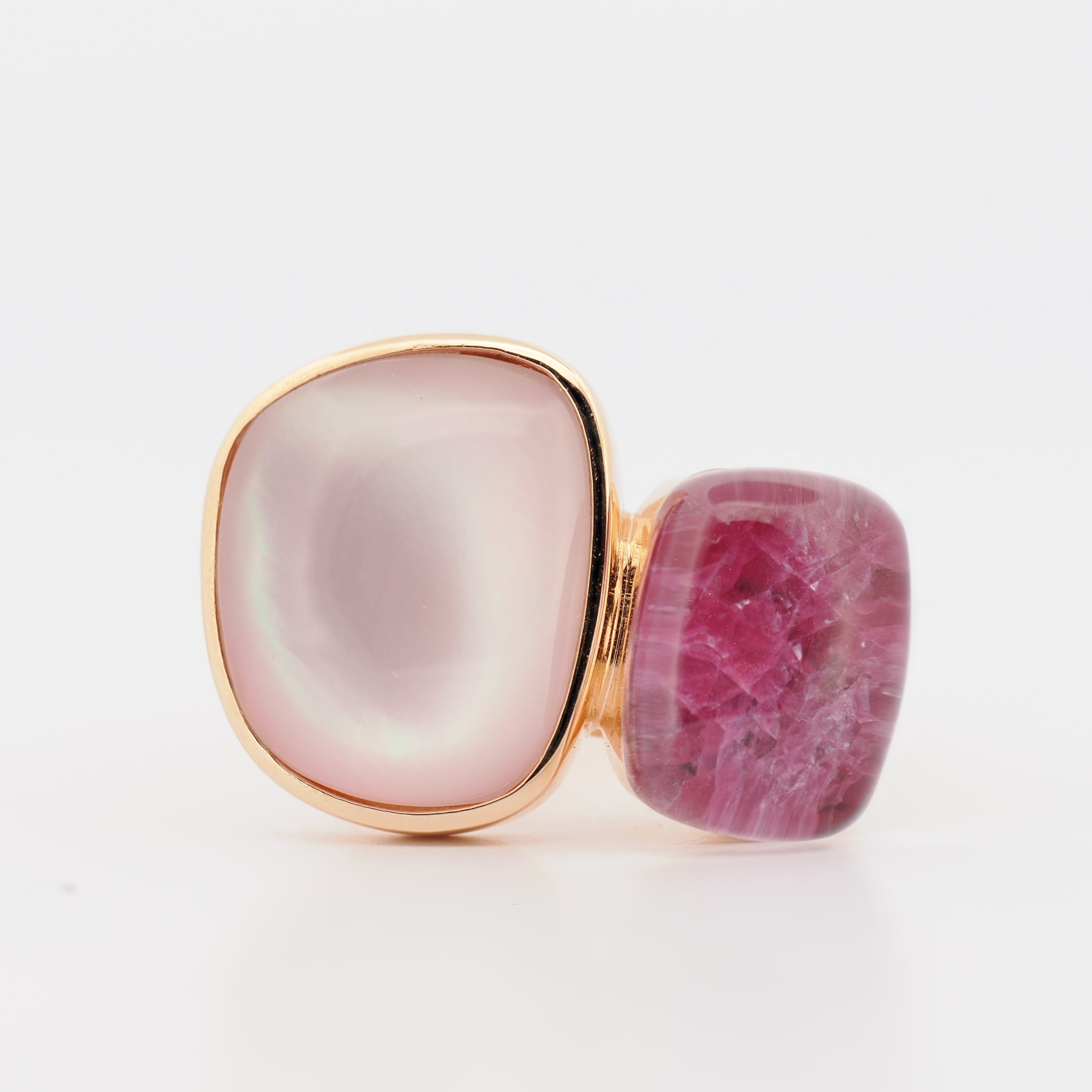 Bigli Chloé x Sweety Ring mit Rosenquarz und Rubin, ein zartes Schmuckstück auf weißem Hintergrund