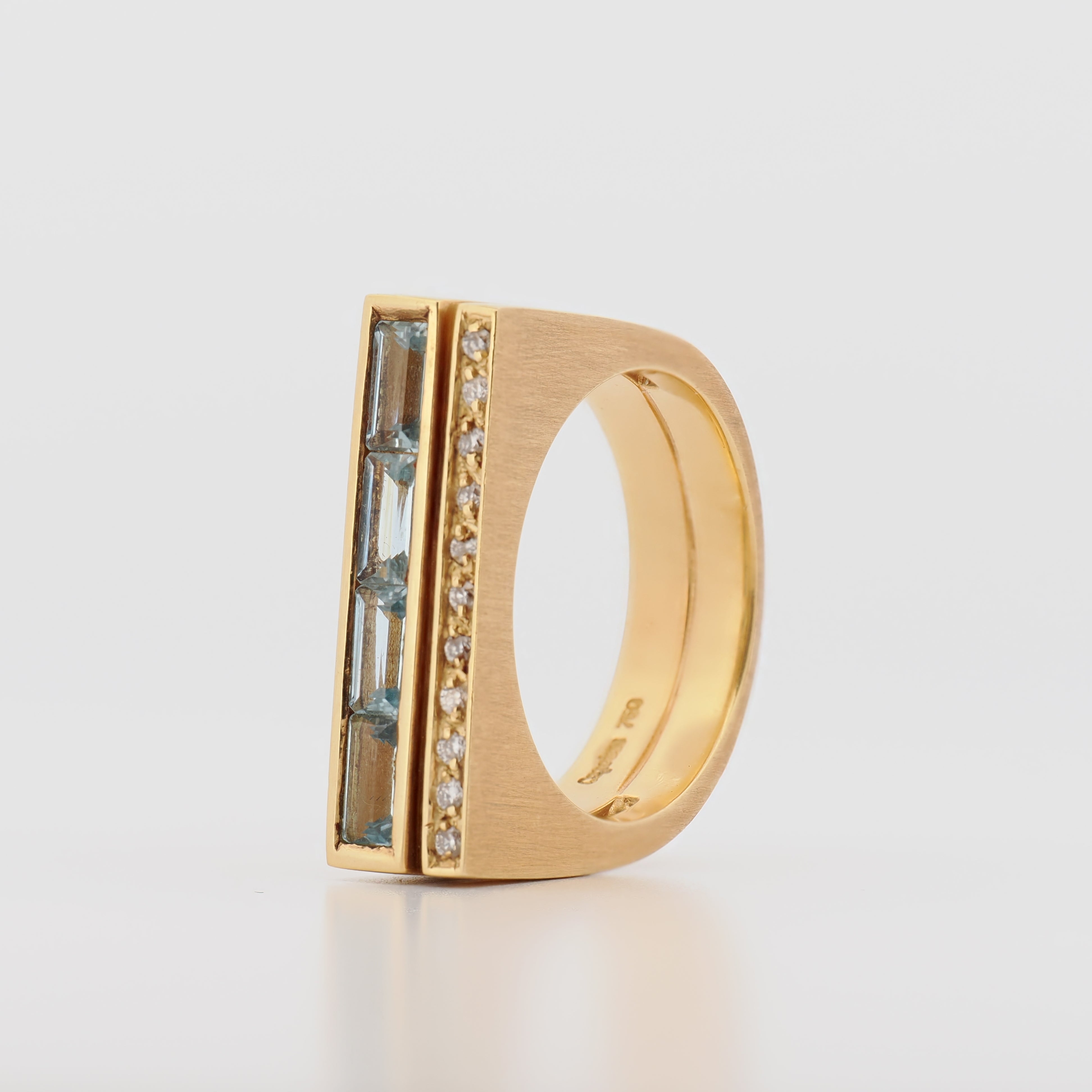 Juwelier Spliedt 18k Gelbgoldring mit Aquamarinen und Brillanten vor hellem Hintergrund