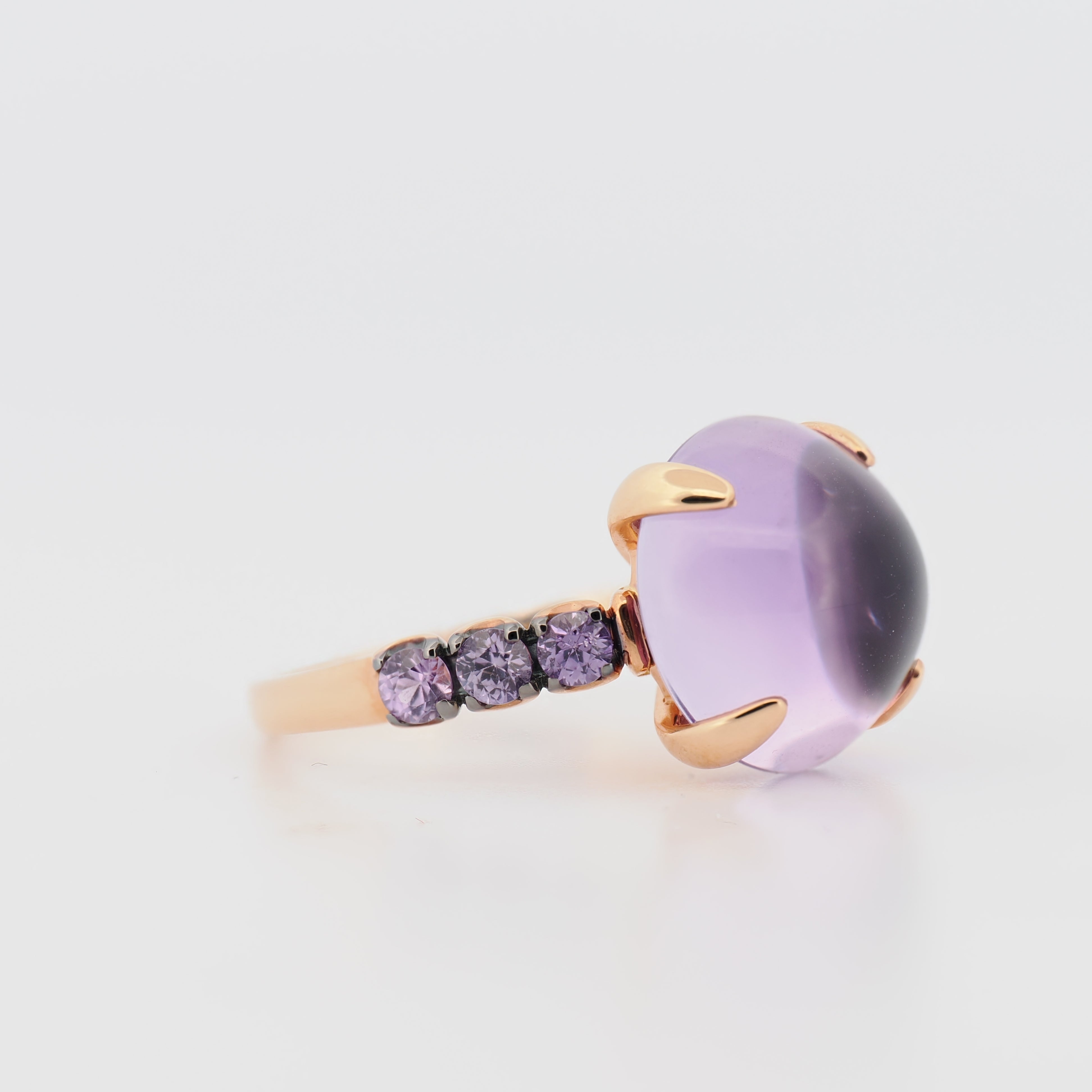 Fiore Roségold Ring mit Amethyst-Cabochon und violetten Saphiren auf weißem Hintergrund