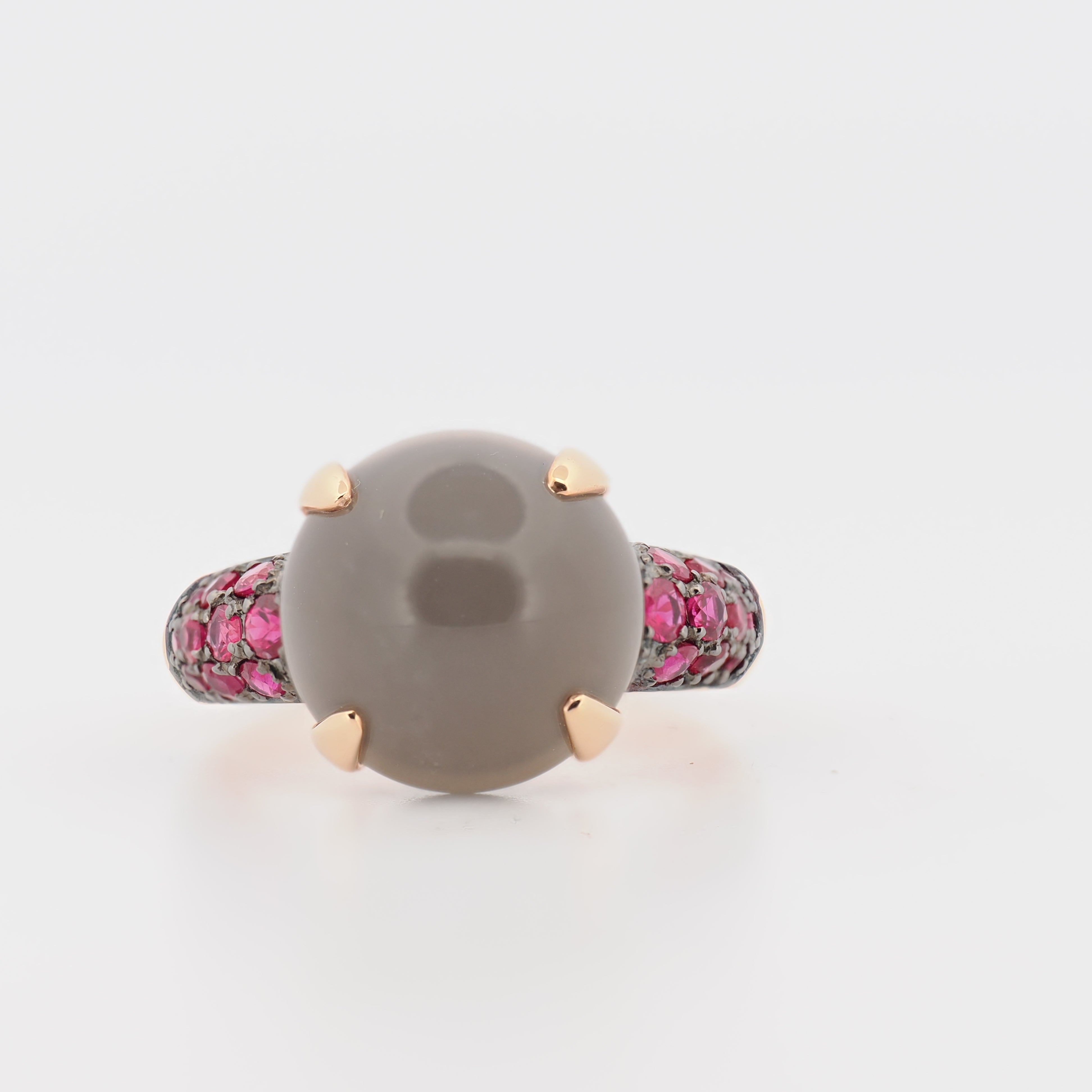 Fiore Ring in Roségold mit großem Mondstein und pinken Saphiren auf weißem Hintergrund