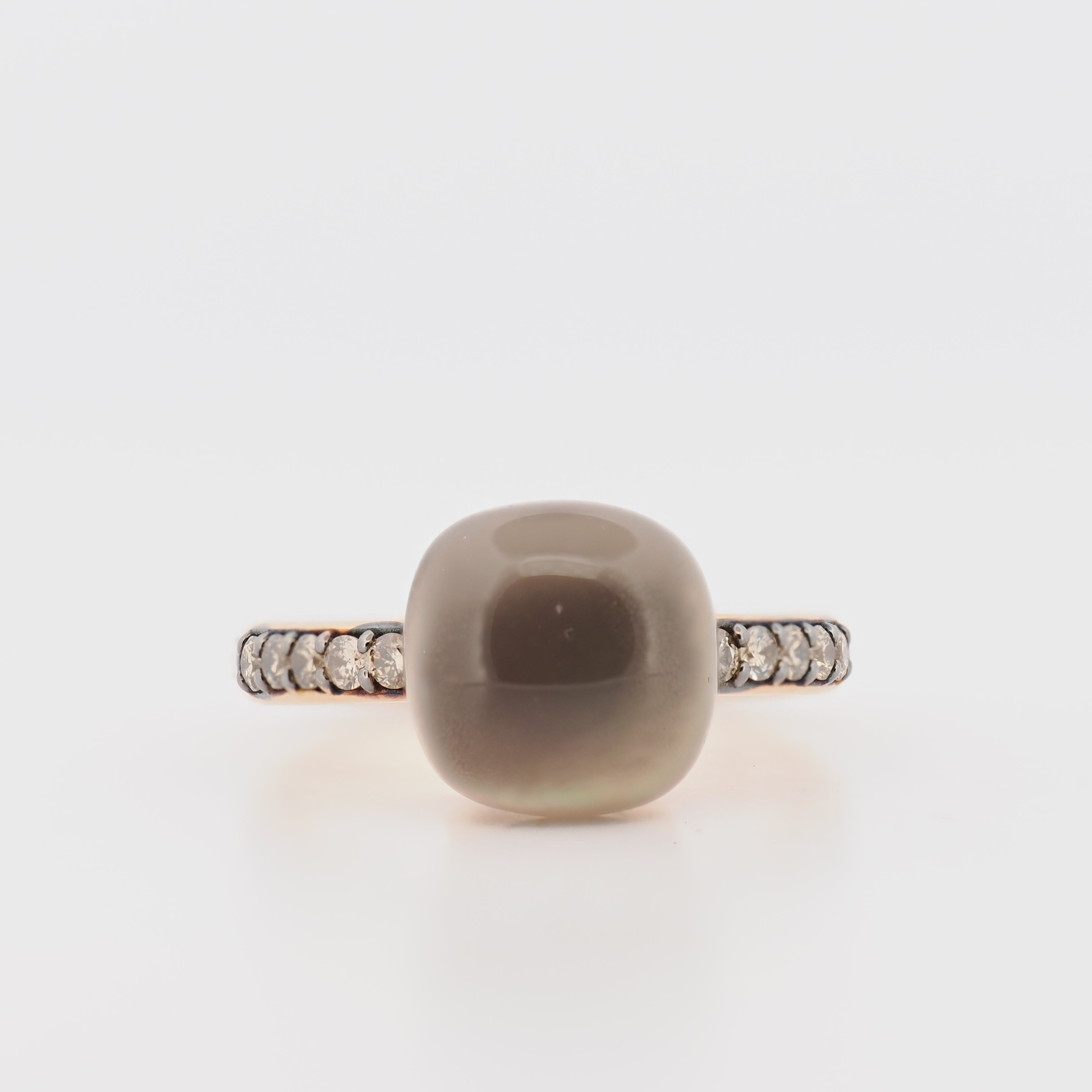 Ring von Bigli Modell ,,Mini Sweety“ mit grauem Mondstein und braunen Brillanten auf weißem Hintergrund