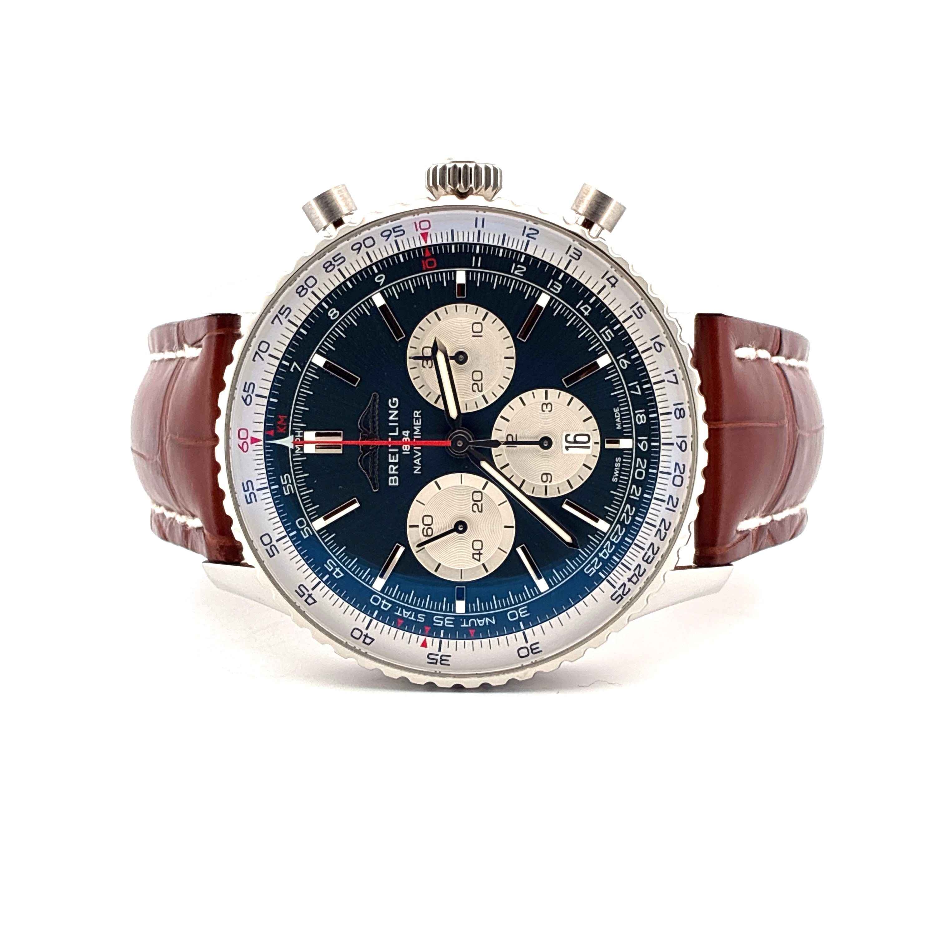 Breitling Navitimer B01 Chronograph 46 mit blauem Zifferblatt und braunem Lederarmband in Frontansicht