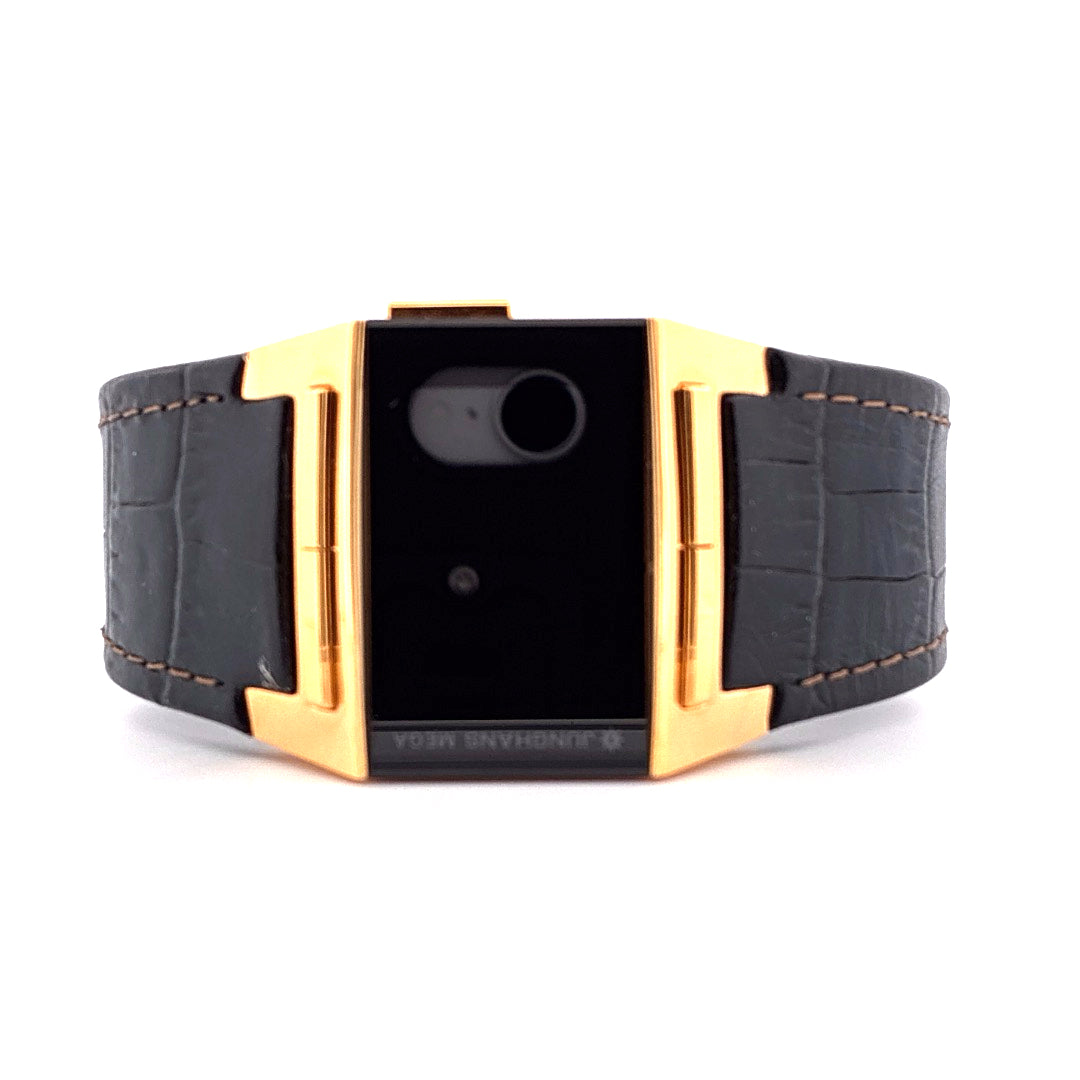 Junghans Mega 1000 Funkuhr in Gold und Schwarz mit Kroko-Lederarmband von vorne