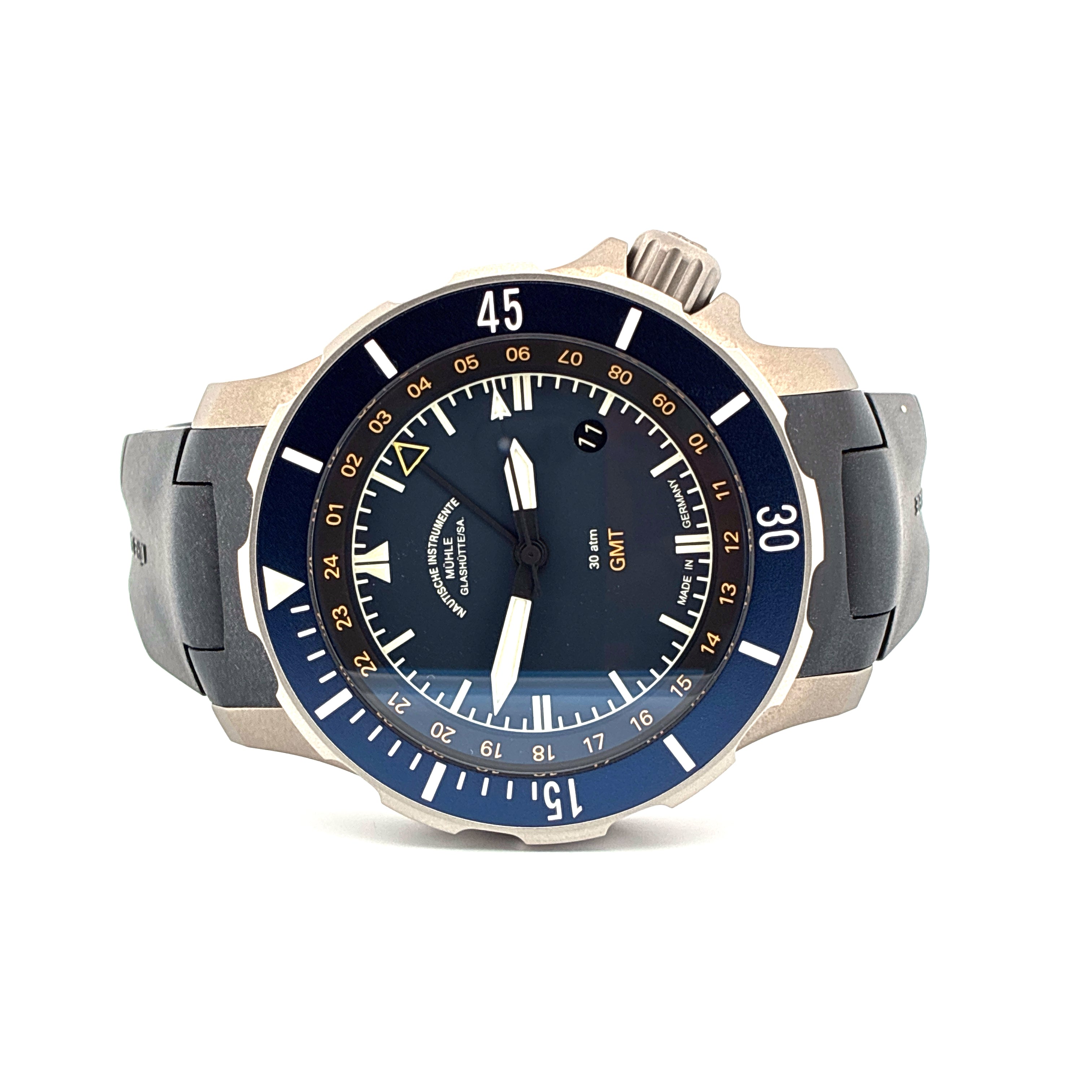 Mühle Glashütte Seebataillon GMT mit blauem Zifferblatt und Stahlgehäuse auf weißem Hintergrund