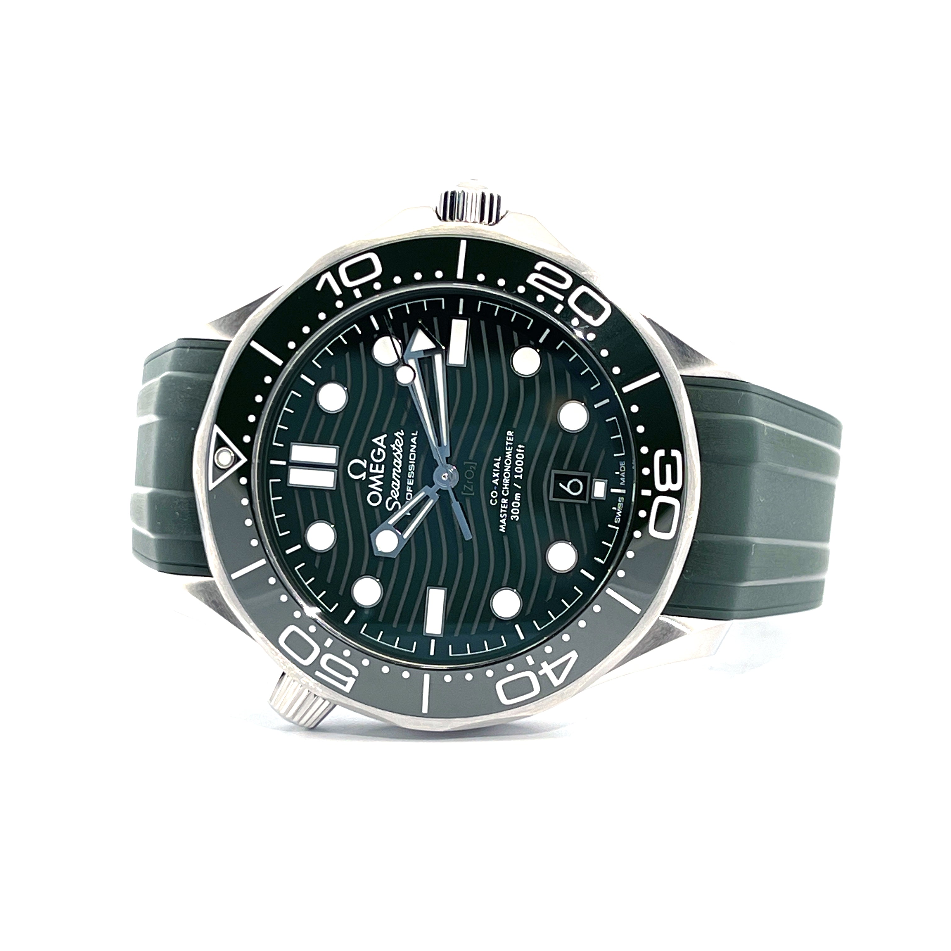 Seamaster Diver 300 M Master Chronometer DIVER 300 / Green Dial / Rubber / Box and Paper / Germany / perfect Condition / Dec. 2025