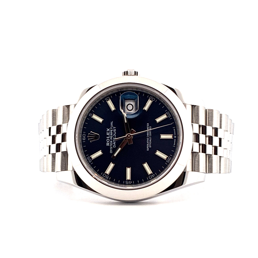 Rolex Datejust 41 mit blauem Zifferblatt in Stahl auf weißem Hintergrund