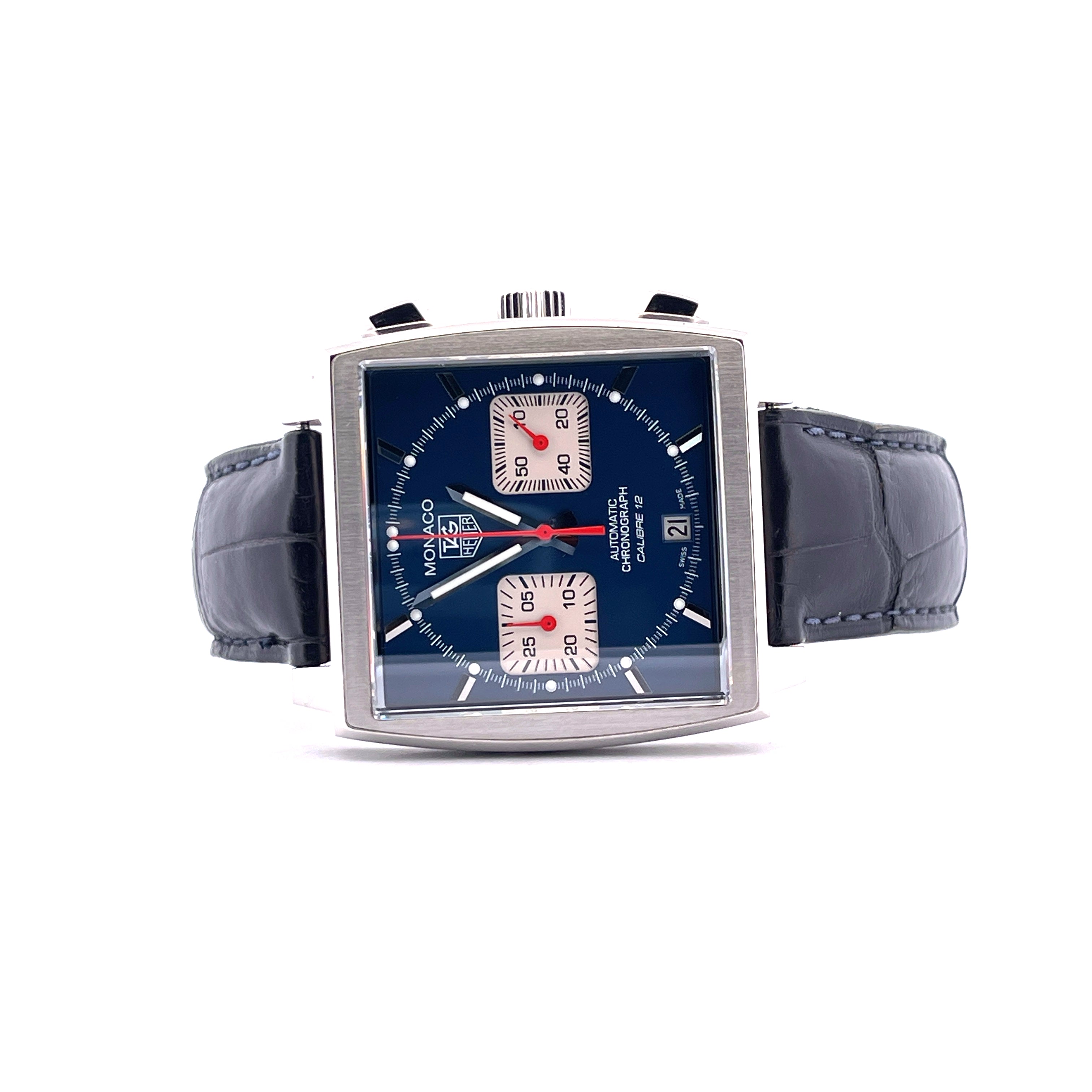 Tag Heuer Monaco CAW2111 mit blauem Zifferblatt und Lederarmband frontal aufgenommen