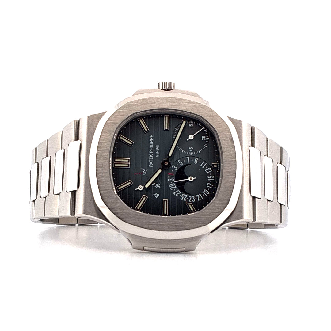 Patek Philippe Nautilus 5712/1A-001 aus Edelstahl mit grauem Zifferblatt und Mondphasenanzeige auf weißem Hintergrund