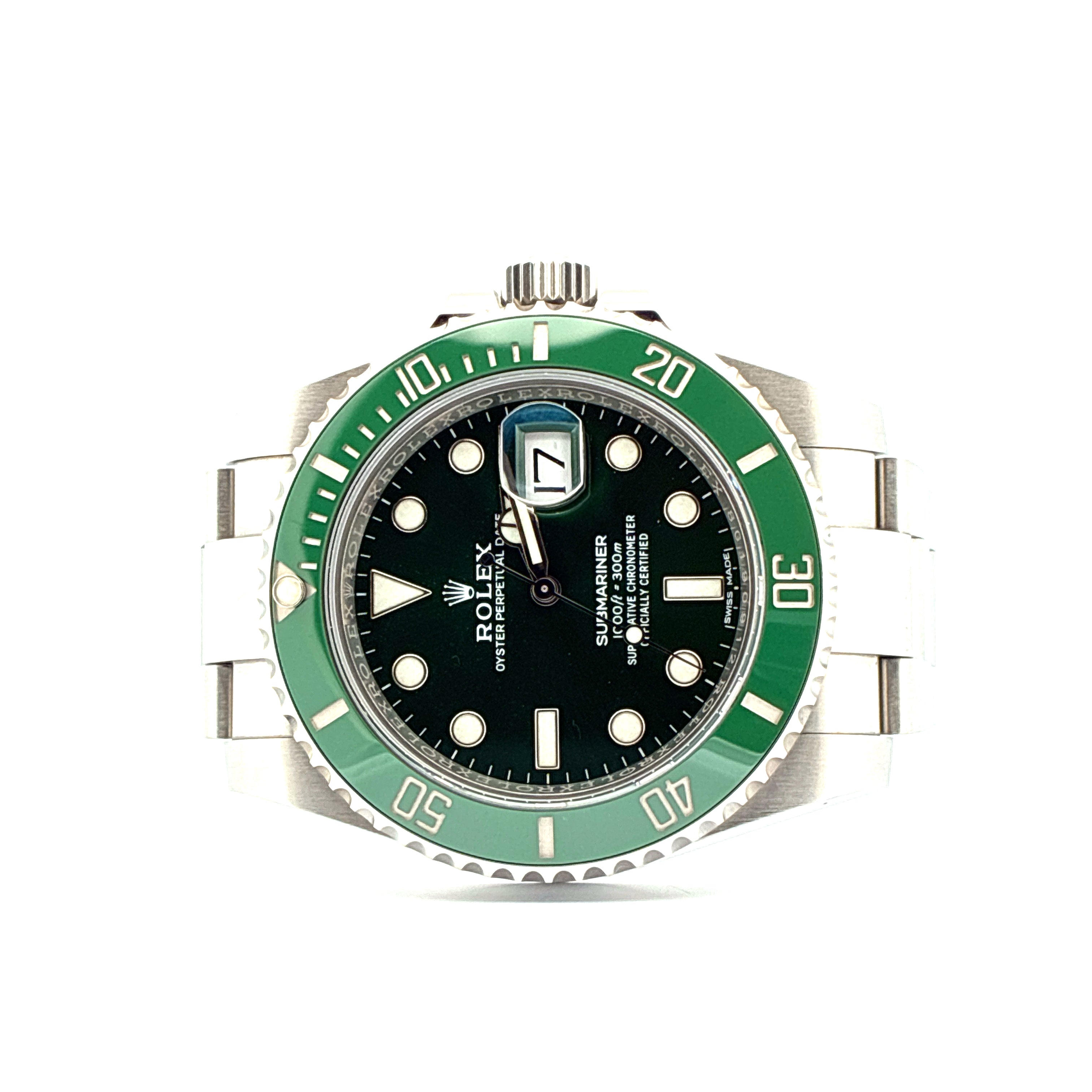 Rolex Submariner Hulk auf weißem Hintergrund Frontansicht mit Datumsanzeige