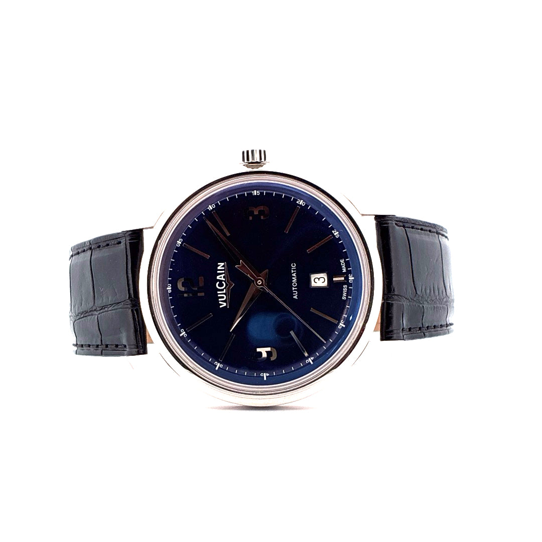 Vulcain 50s Presidents Watch mit blauem Zifferblatt und schwarzem Lederarmband auf weißem Hintergrund