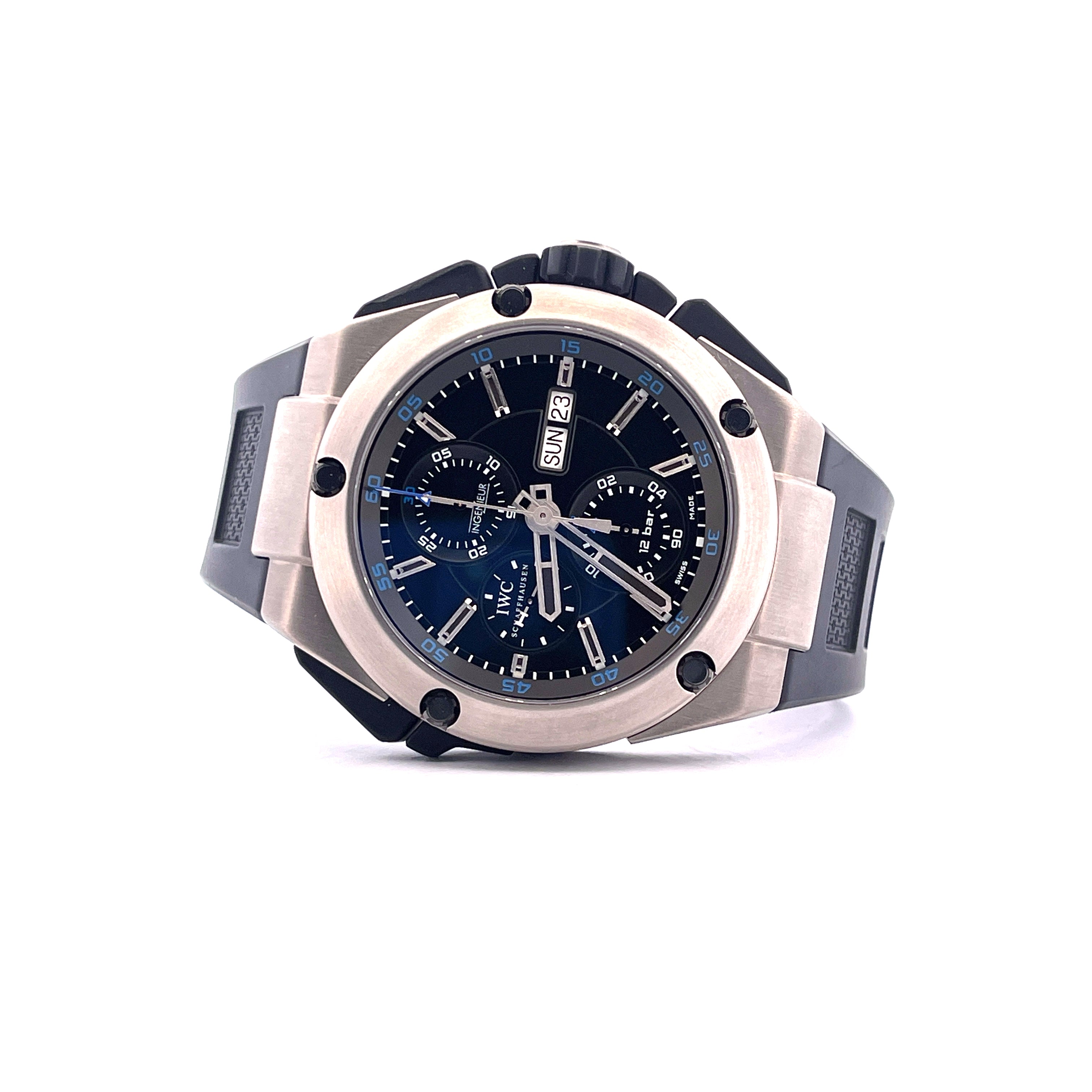 IWC Ingenieur Double Chronograph Titan mit blauem Zifferblatt und Edelstahlgehäuse auf weißem Hintergrund