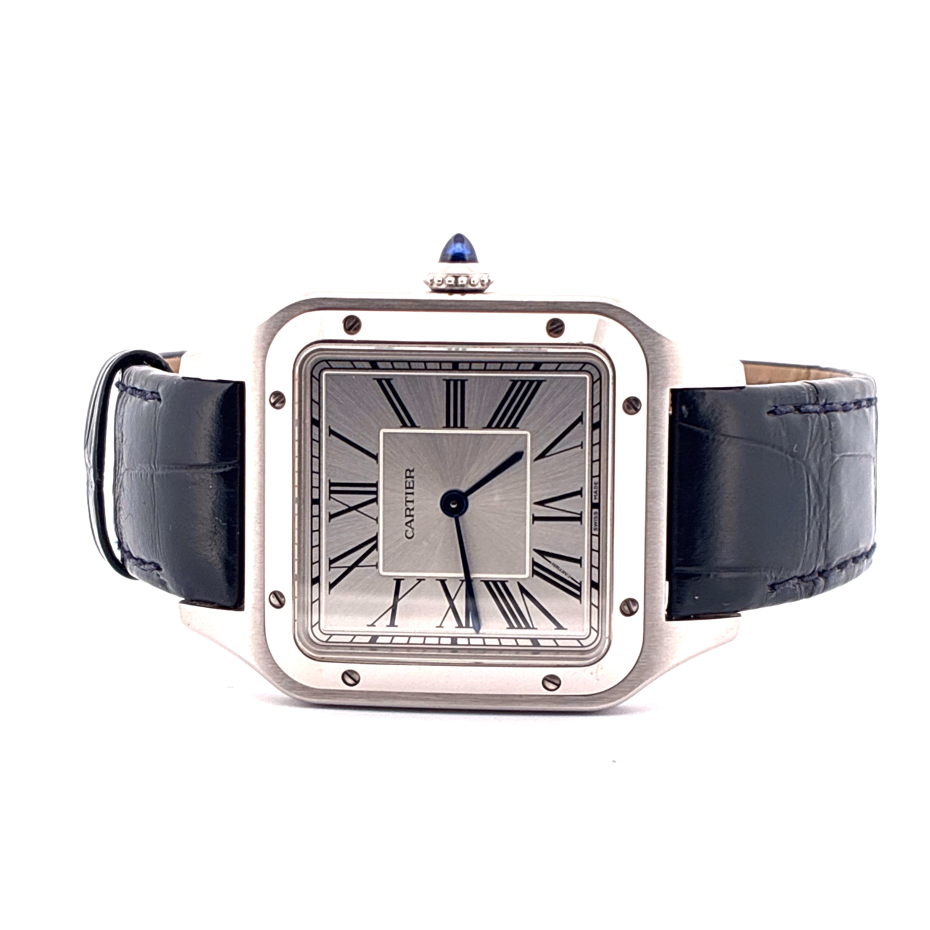 Cartier Santos Dumont mit silbernem Zifferblatt, schwarzem Lederarmband und blauem Stein an der Krone vor weißem Hintergrund