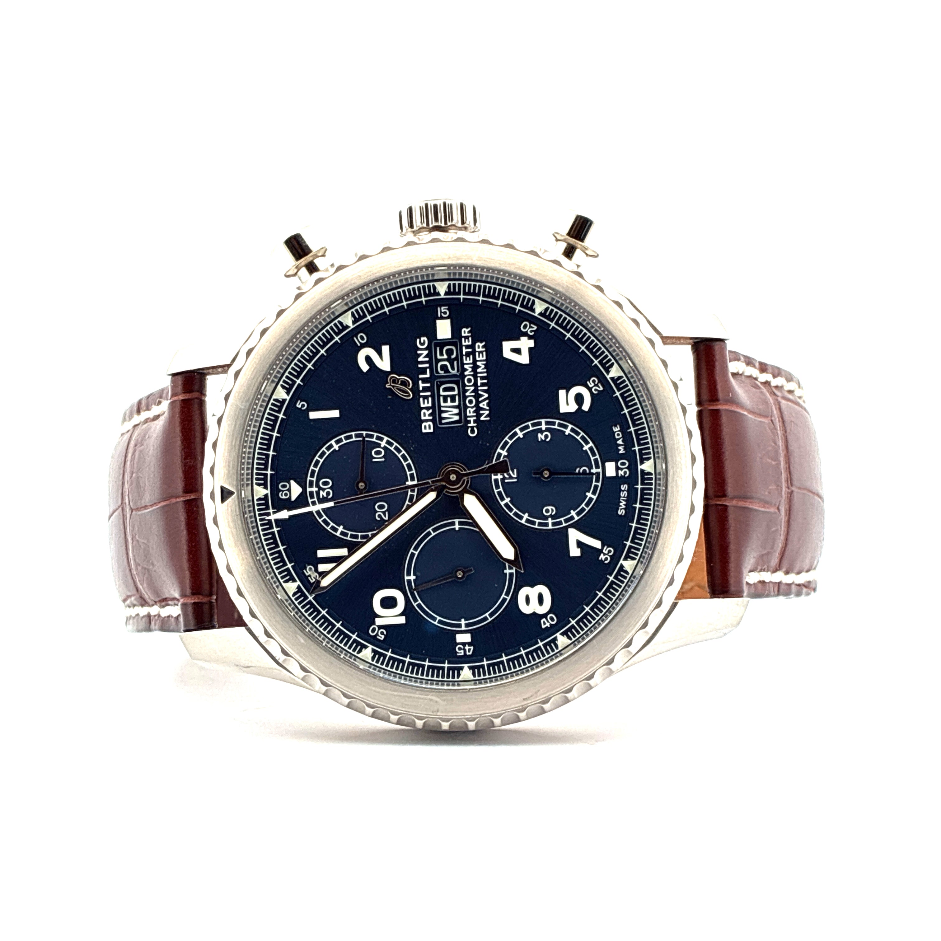Breitling Navitimer 8 Chronograph mit blauem Zifferblatt und braunem Lederarmband auf weissem Hintergrund