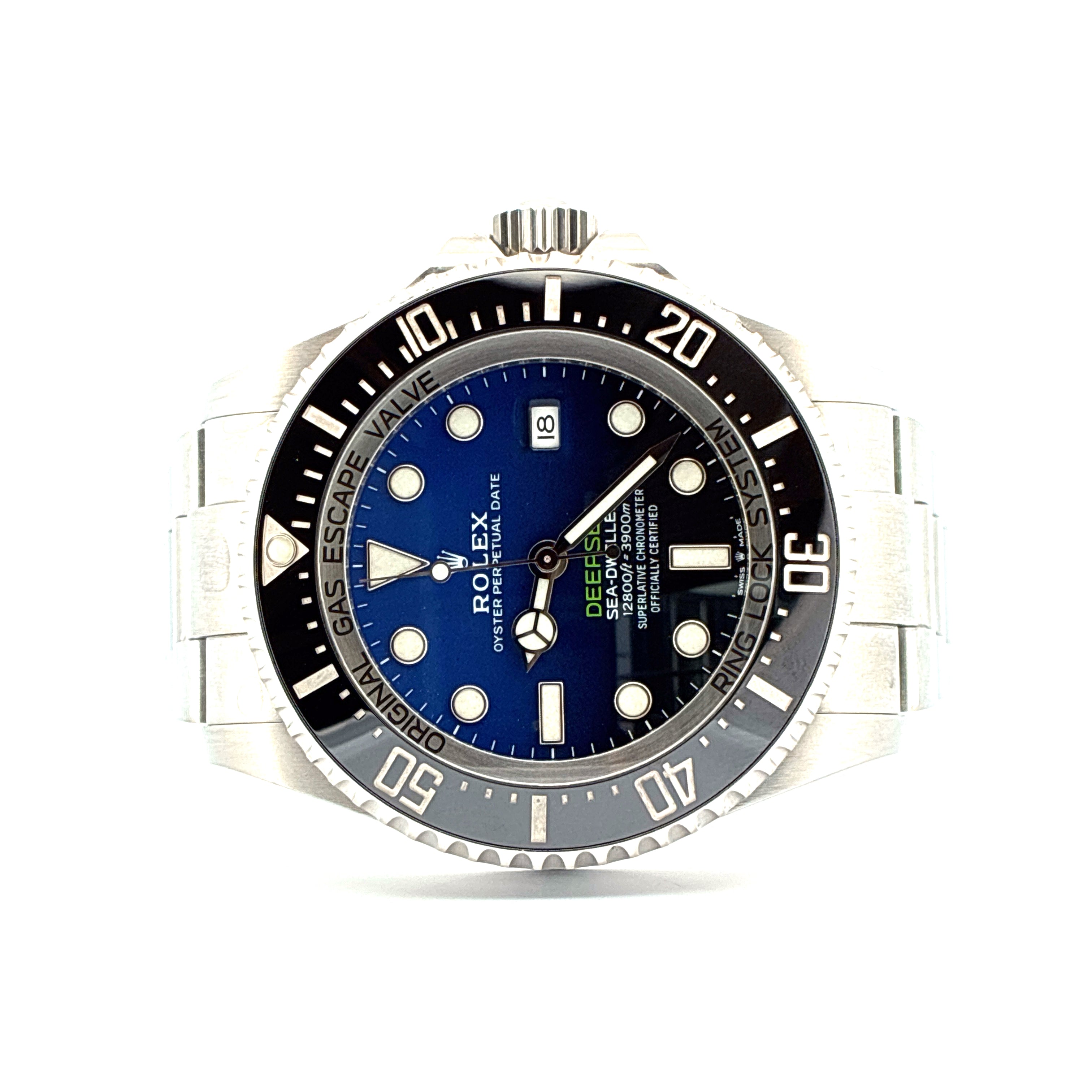 Rolex Sea-Dweller Deepsea mit blauem Zifferblatt und Stahlarmband vor weißem Hintergrund