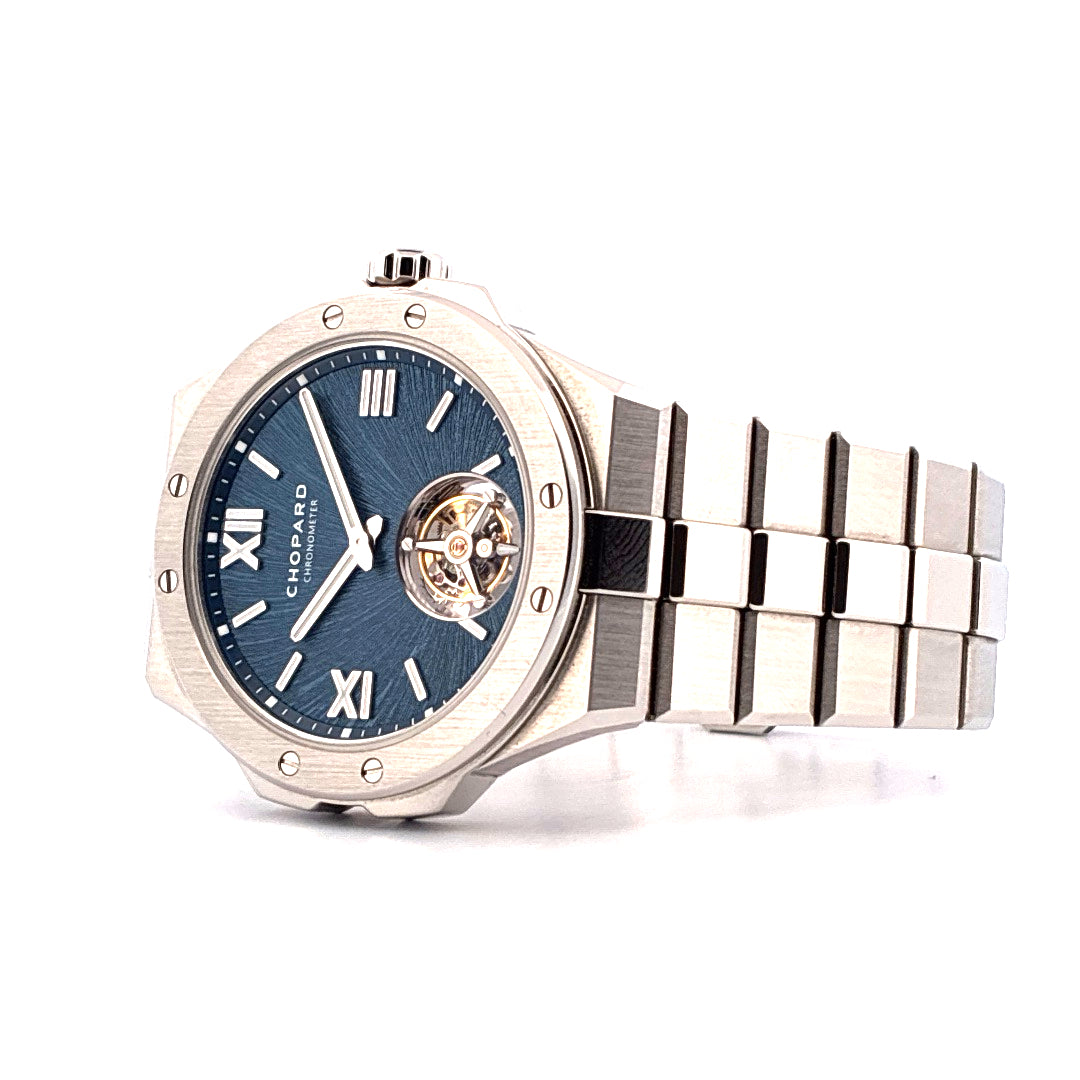 Chopard Alpine Eagle Flying Tourbillon Automatikuhr aus Edelstahl mit blauem Zifferblatt im Profil auf weißem Hintergrund