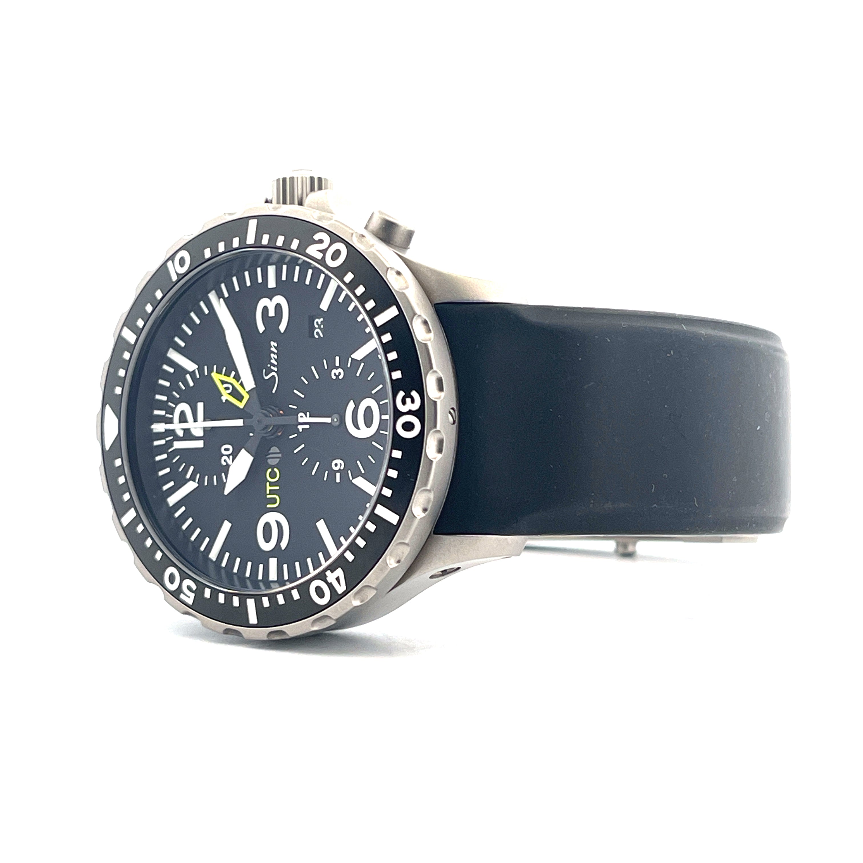 Sinn 757 UTC aus Edelstahl mit schwarzem Kautschukarmband und UTC-Anzeige auf weißem Hintergrund