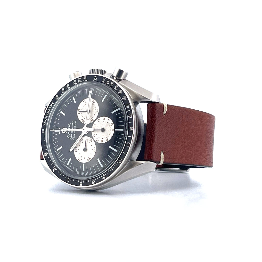 Omega Speedmaster Professional mit braunem Lederarmband, von links gesehen, auf weissem Hintergrund