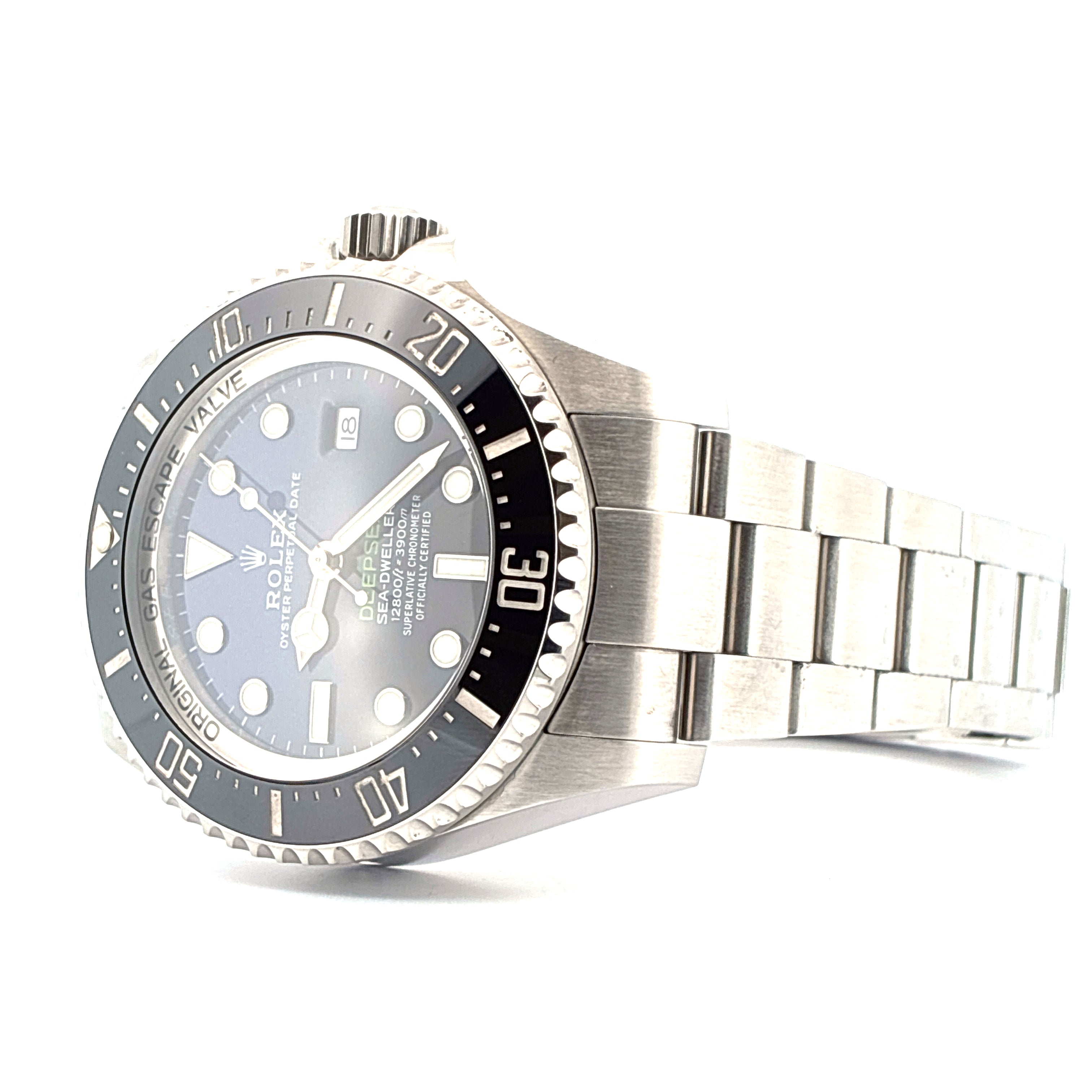 Rolex Sea-Dweller Deepsea aus Stahl im Profil mit schwarzer Keramiklünette und Stahlarmband auf weißem Hintergrund