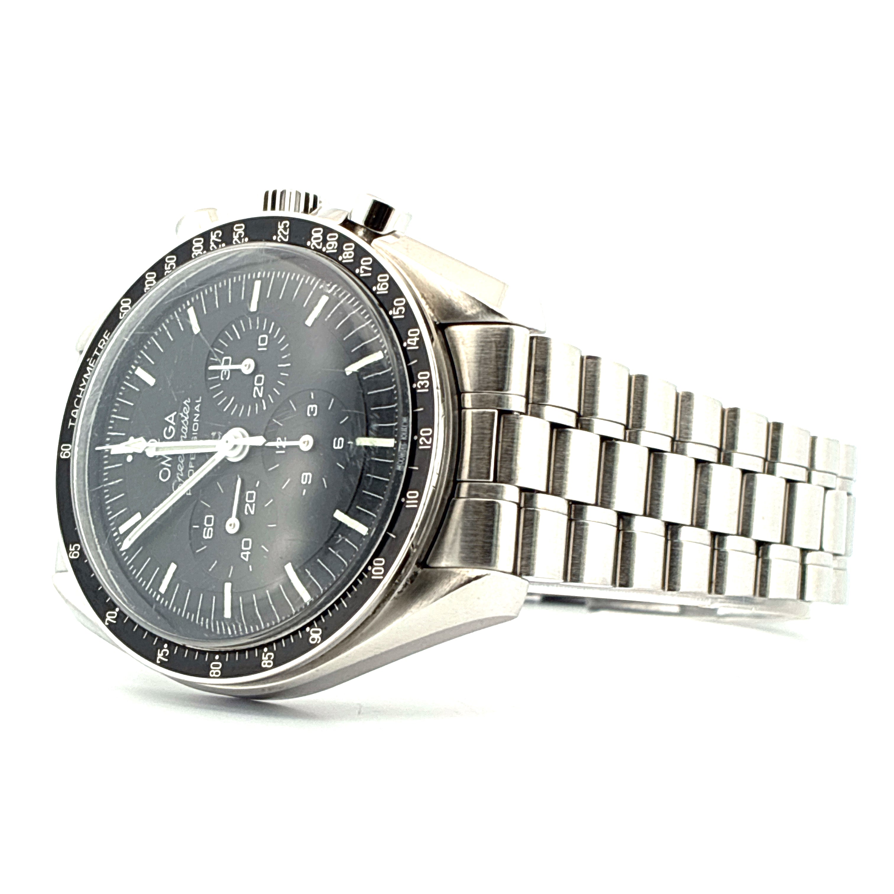 Omega Speedmaster Professional Moonwatch Hesalit Automatik Edelstahl 42 mm auf weißem Hintergrund, Sicht auf Zifferblatt und Armband
